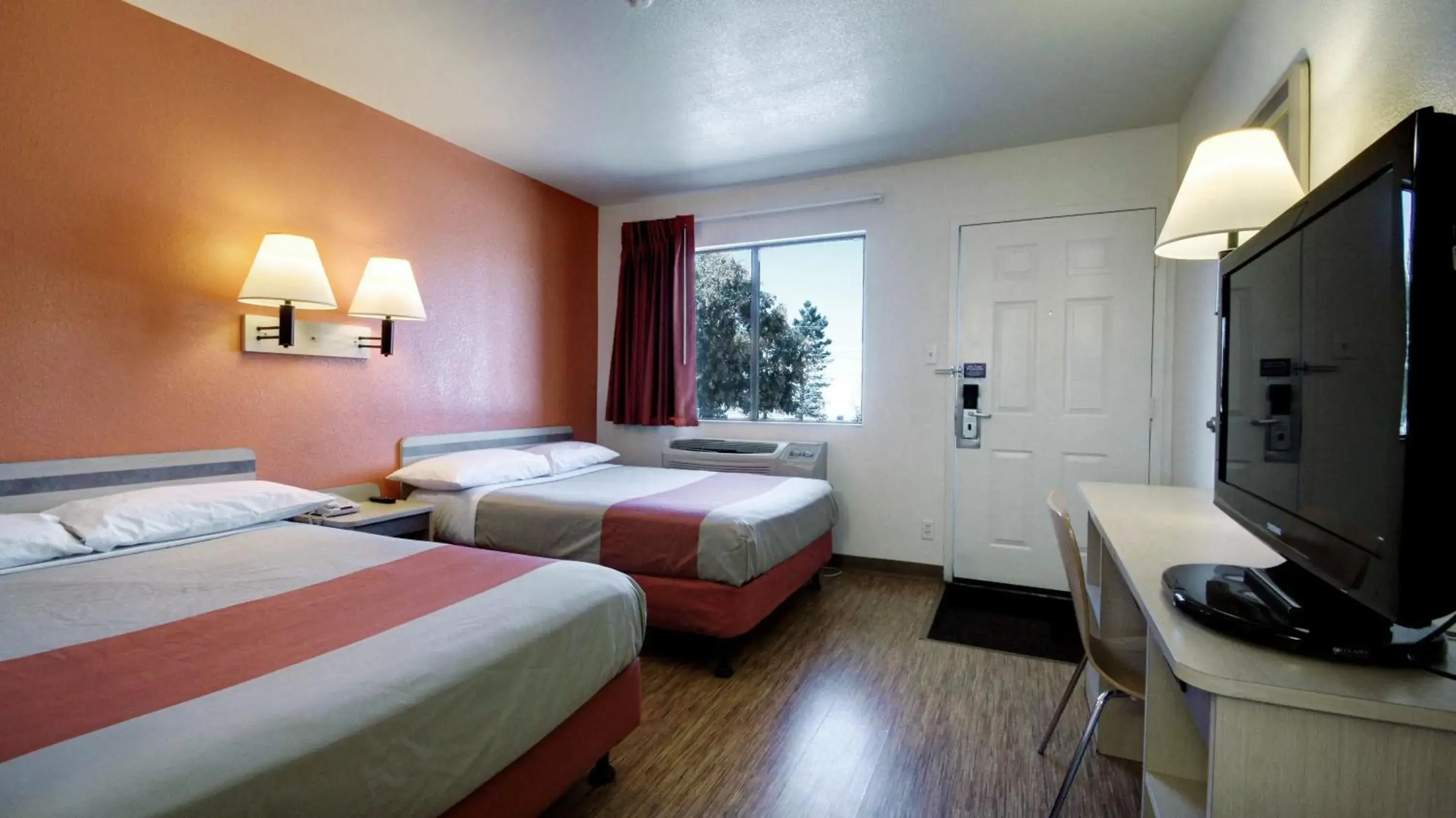 Bedroom, Bed in Motel 6-Woods Cross, UT - Salt Lake City - North