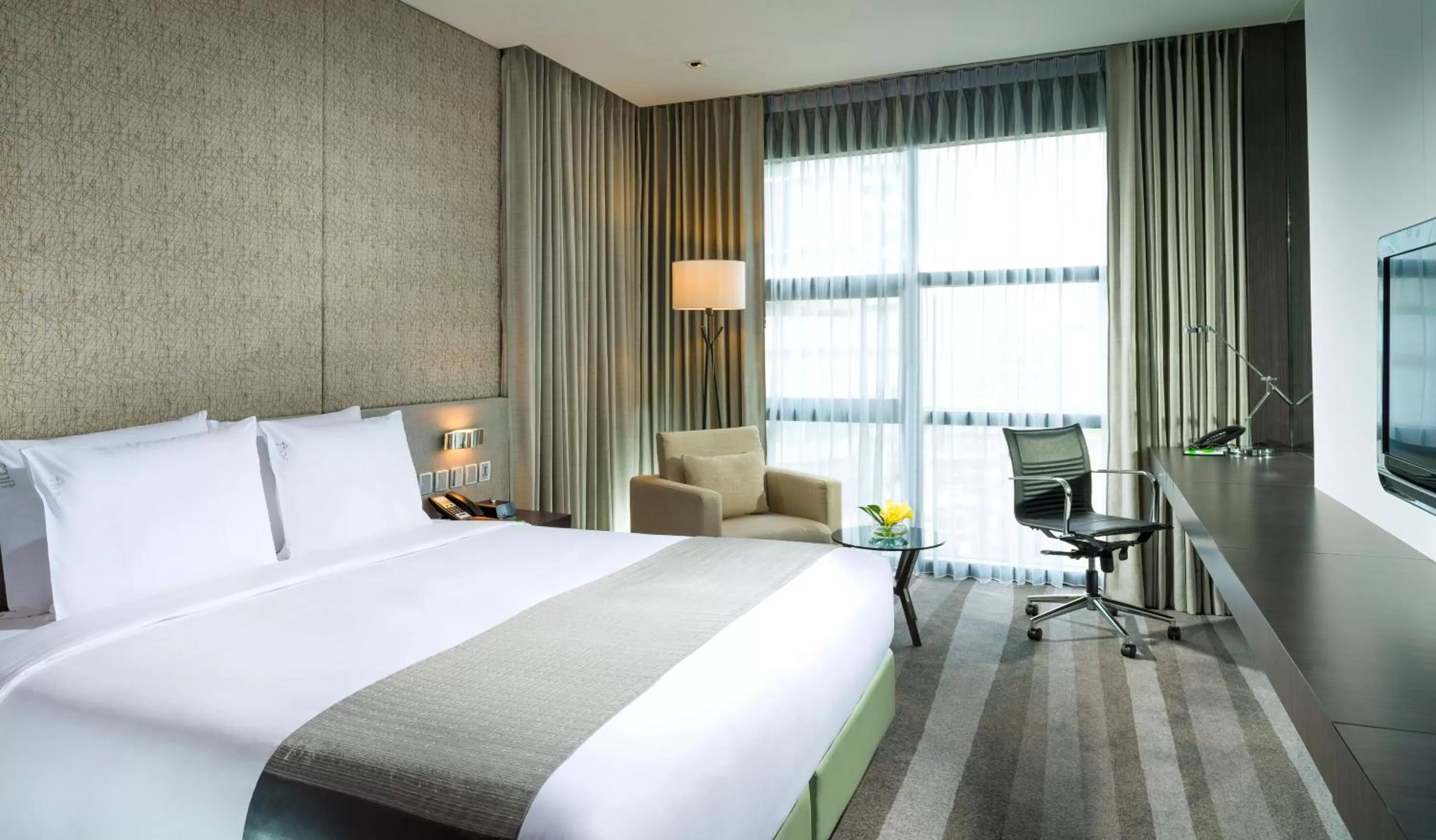 Photo of the whole room, Bed in Holiday Inn Bangkok Sukhumvit by IHG