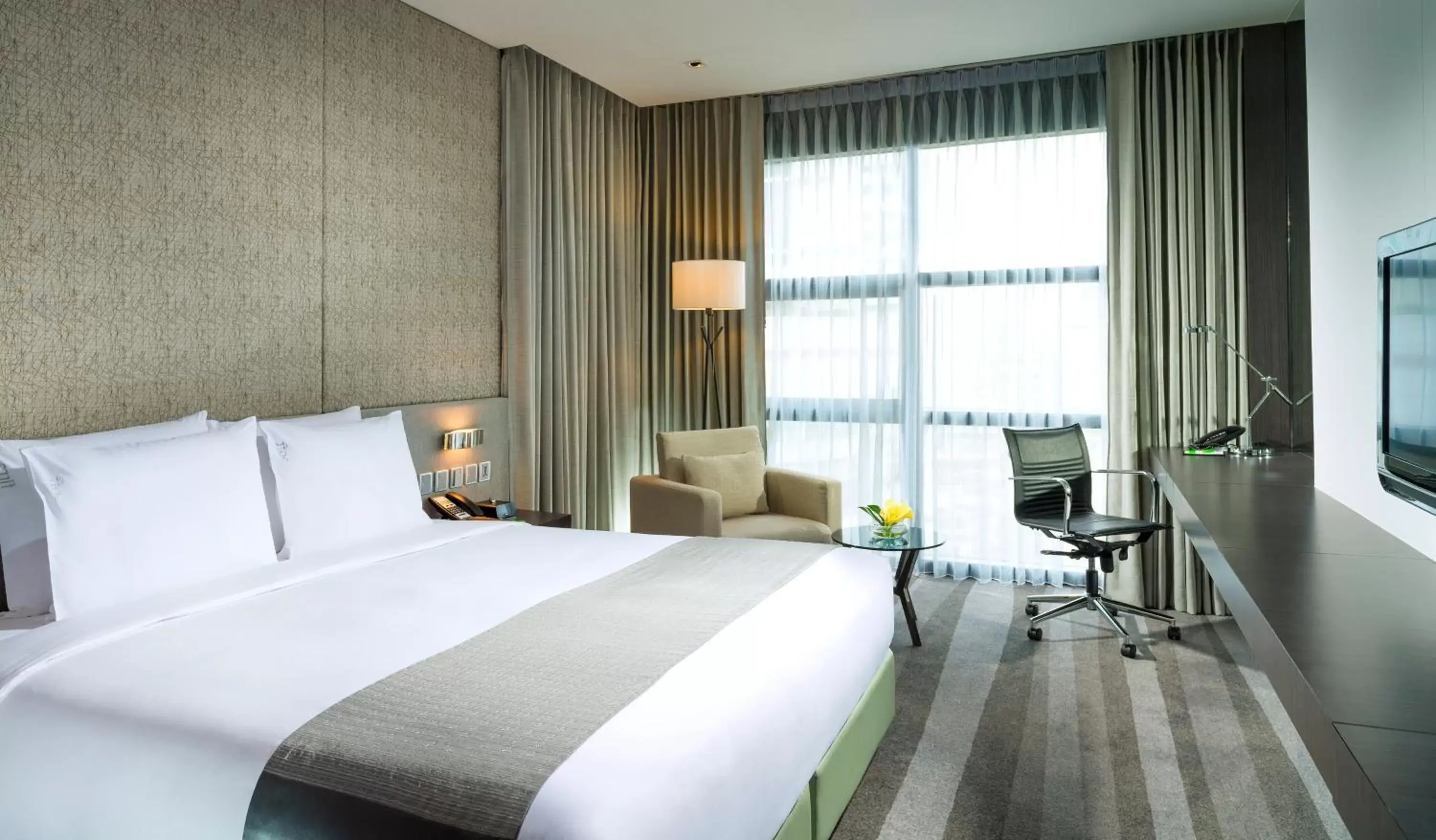 Photo of the whole room, Bed in Holiday Inn Bangkok Sukhumvit, an IHG Hotel