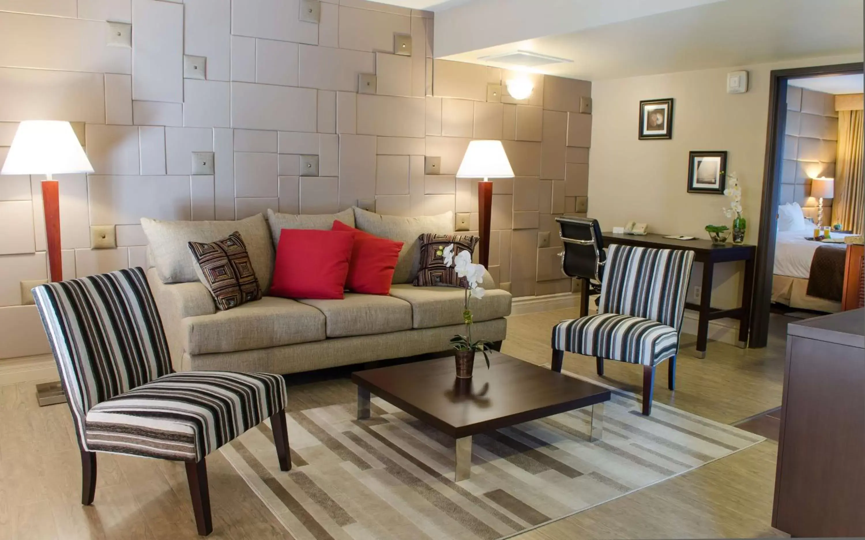 Bed, Seating Area in DoubleTree Suites by Hilton Tucson Airport