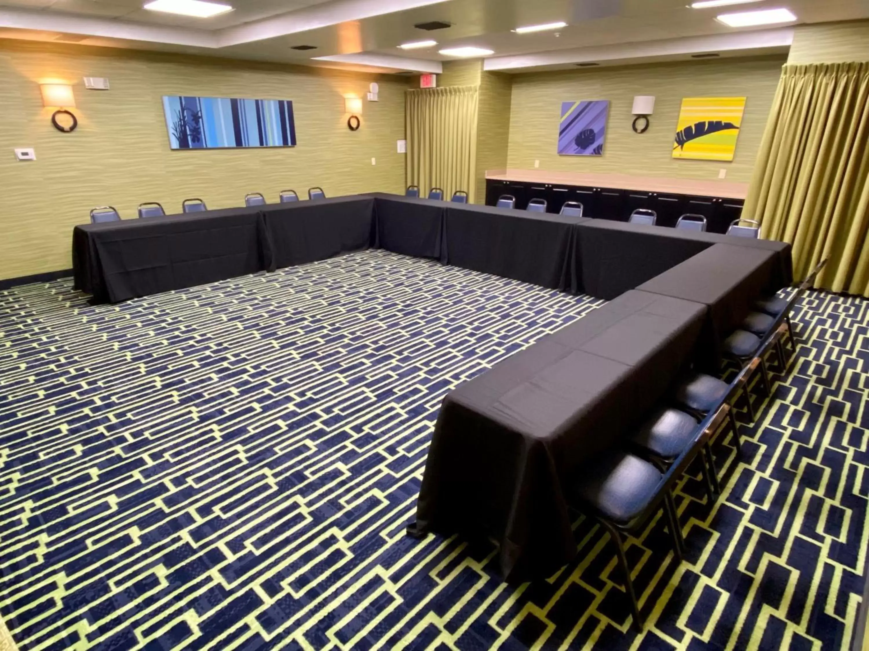 Meeting/conference room in Holiday Inn Express & Suites Plant City, an IHG Hotel