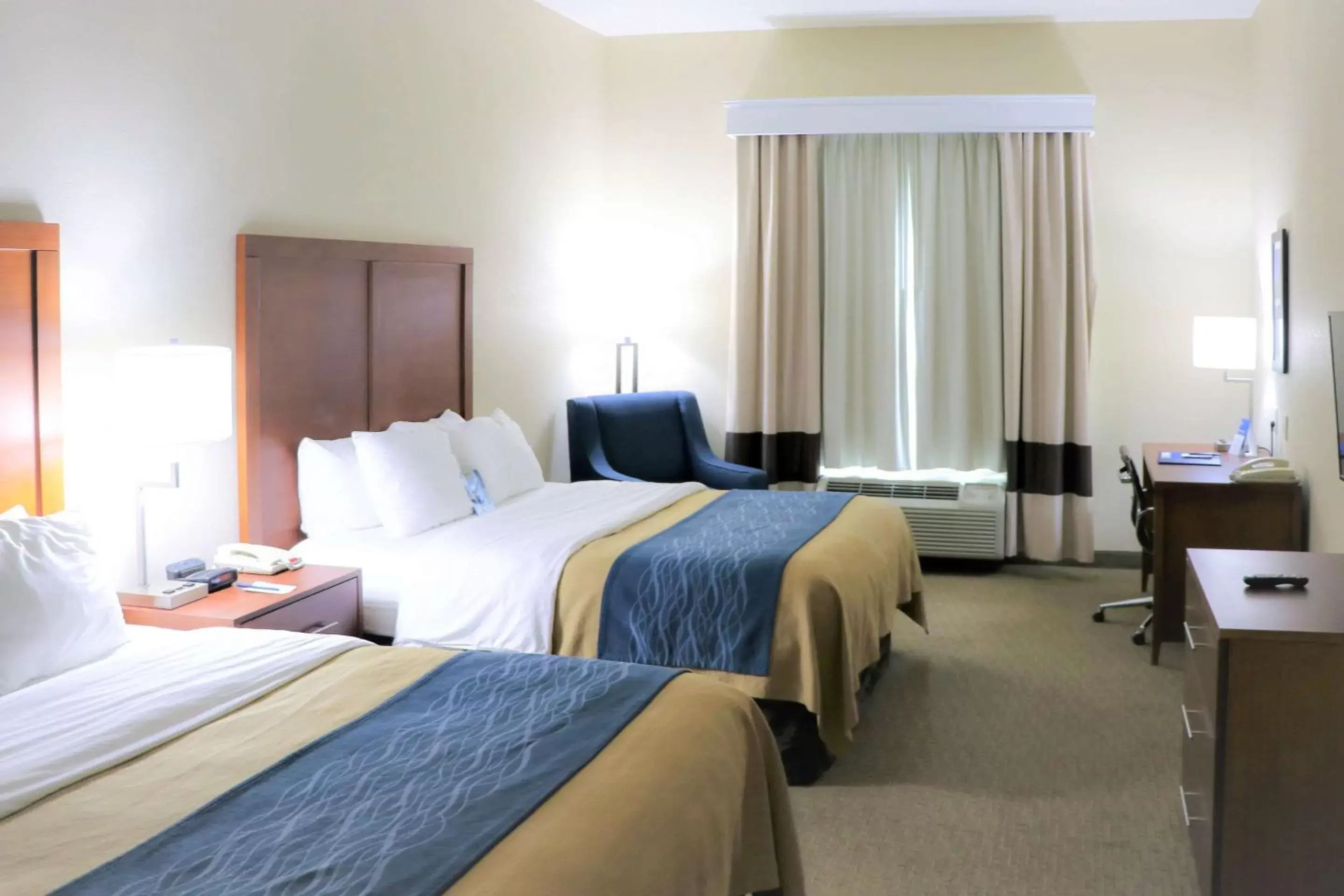 Photo of the whole room, Bed in Comfort Inn & Suites Sikeston I-55
