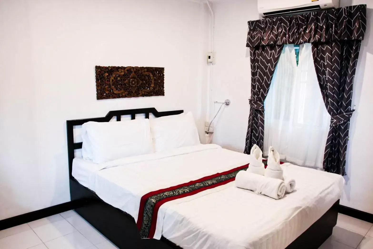 Standard Queen Room - single occupancy in Vlodge House Standard Queen Room - single occupancy in Vlodge House