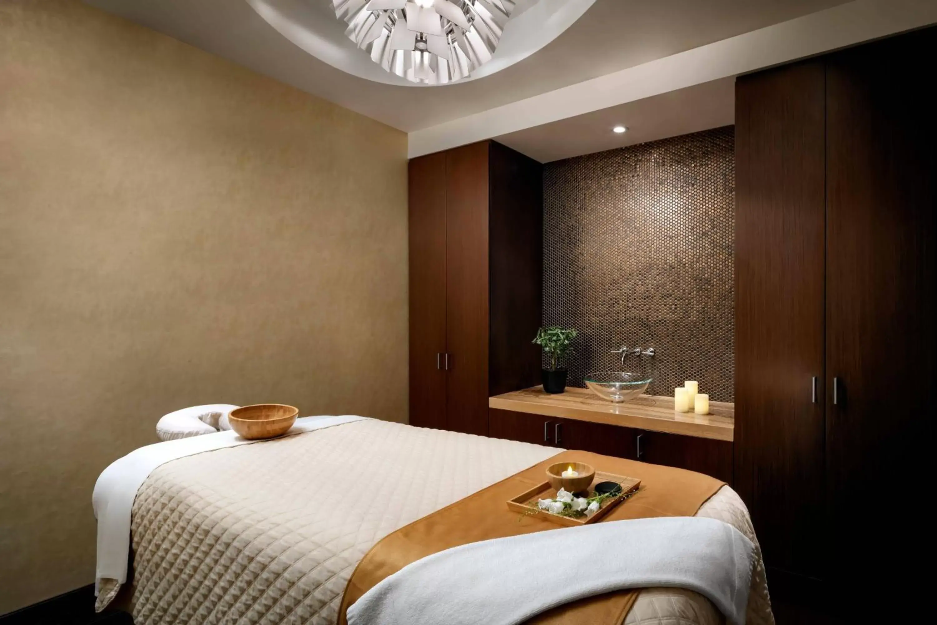 Spa and wellness centre/facilities, Bed in The Ritz-Carlton, Toronto