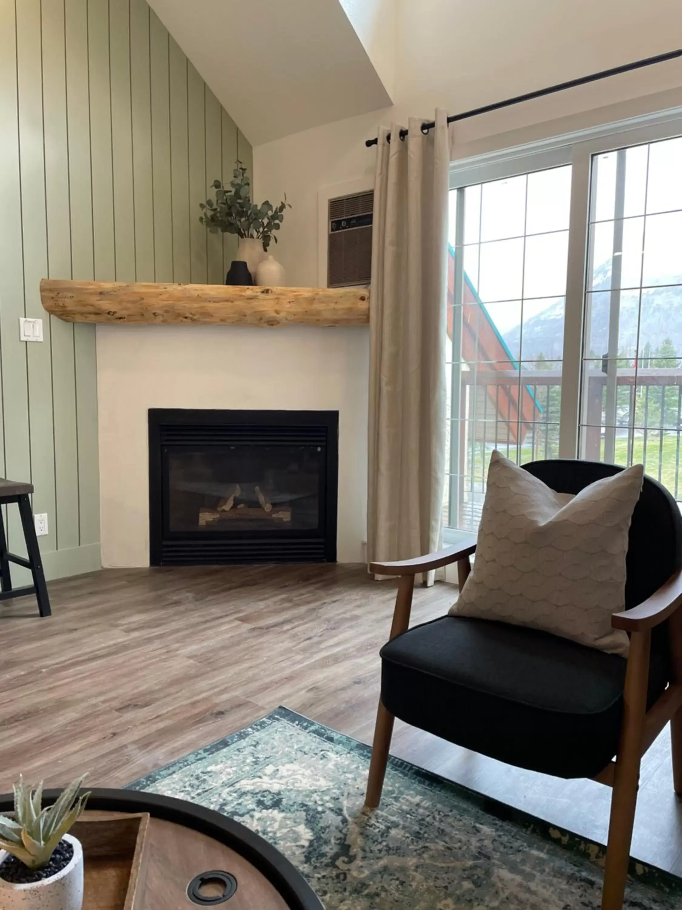 Living room, Seating Area in Waterton Glacier Suites