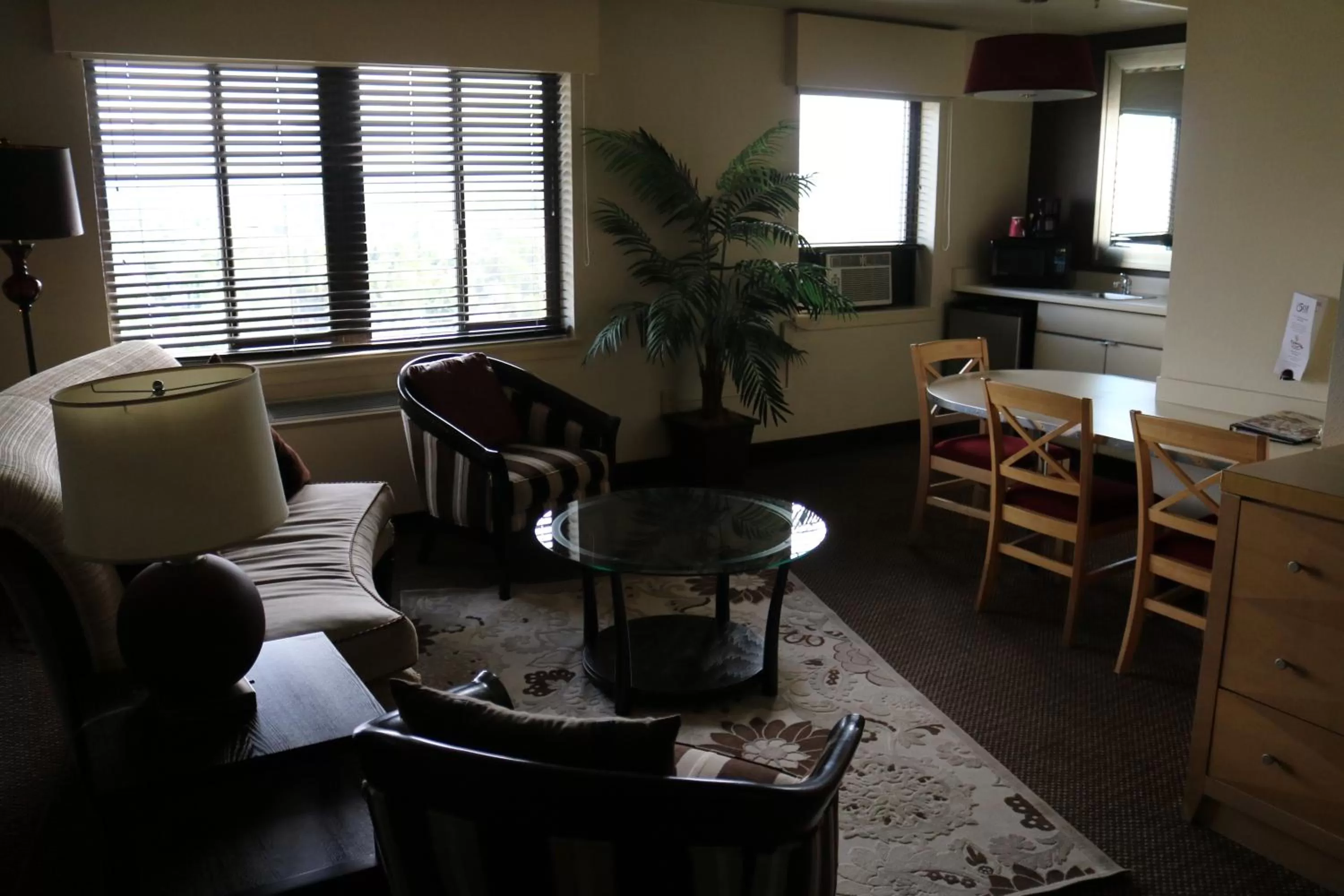 Living room, Lounge/Bar in Inlet Tower Hotel & Suites