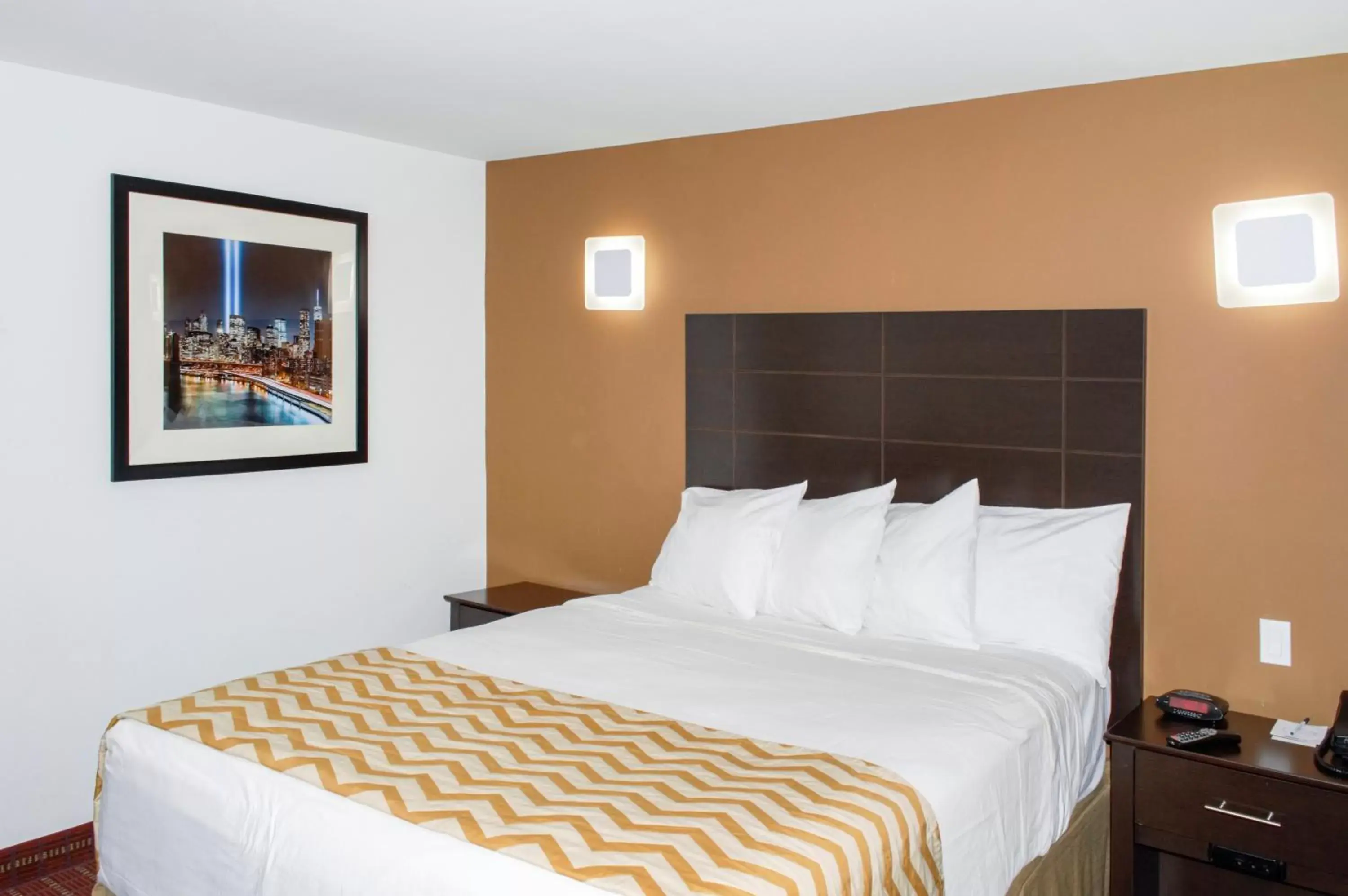 Bed in Travelodge by Wyndham Manhasset