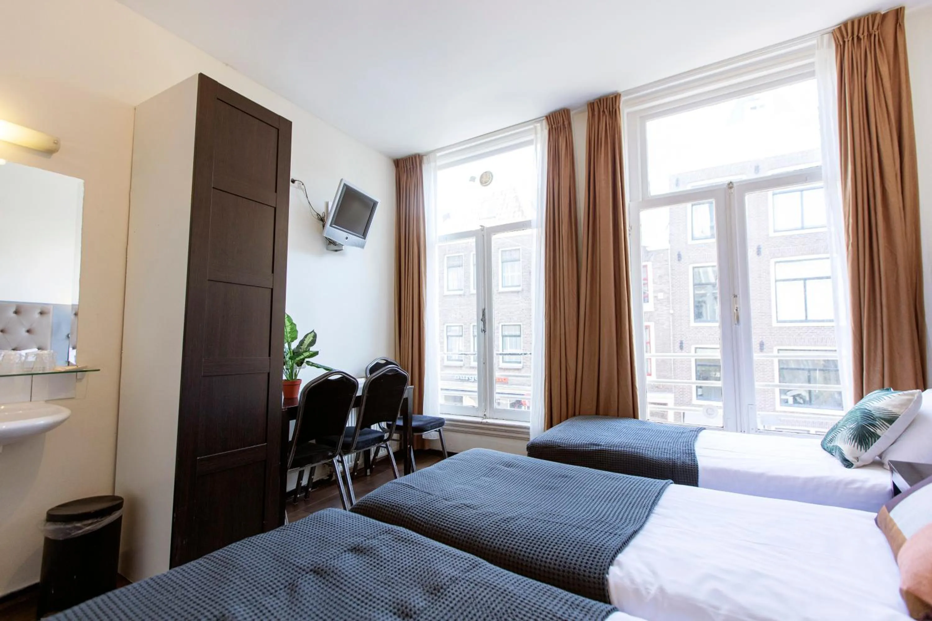 Bed in Quentin Arrive Hotel