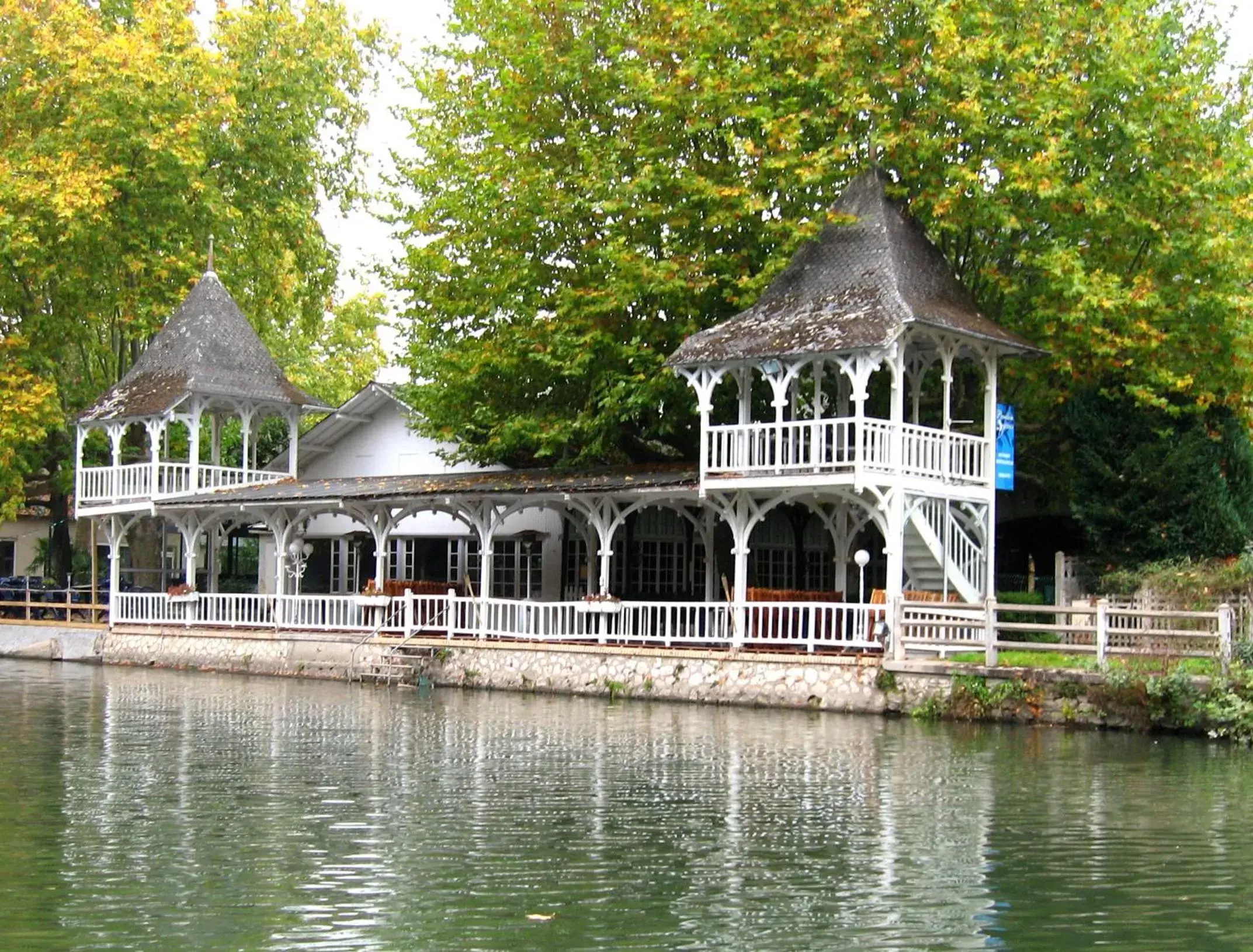 Property Building in Hotel Restaurant Pavillon Bleu