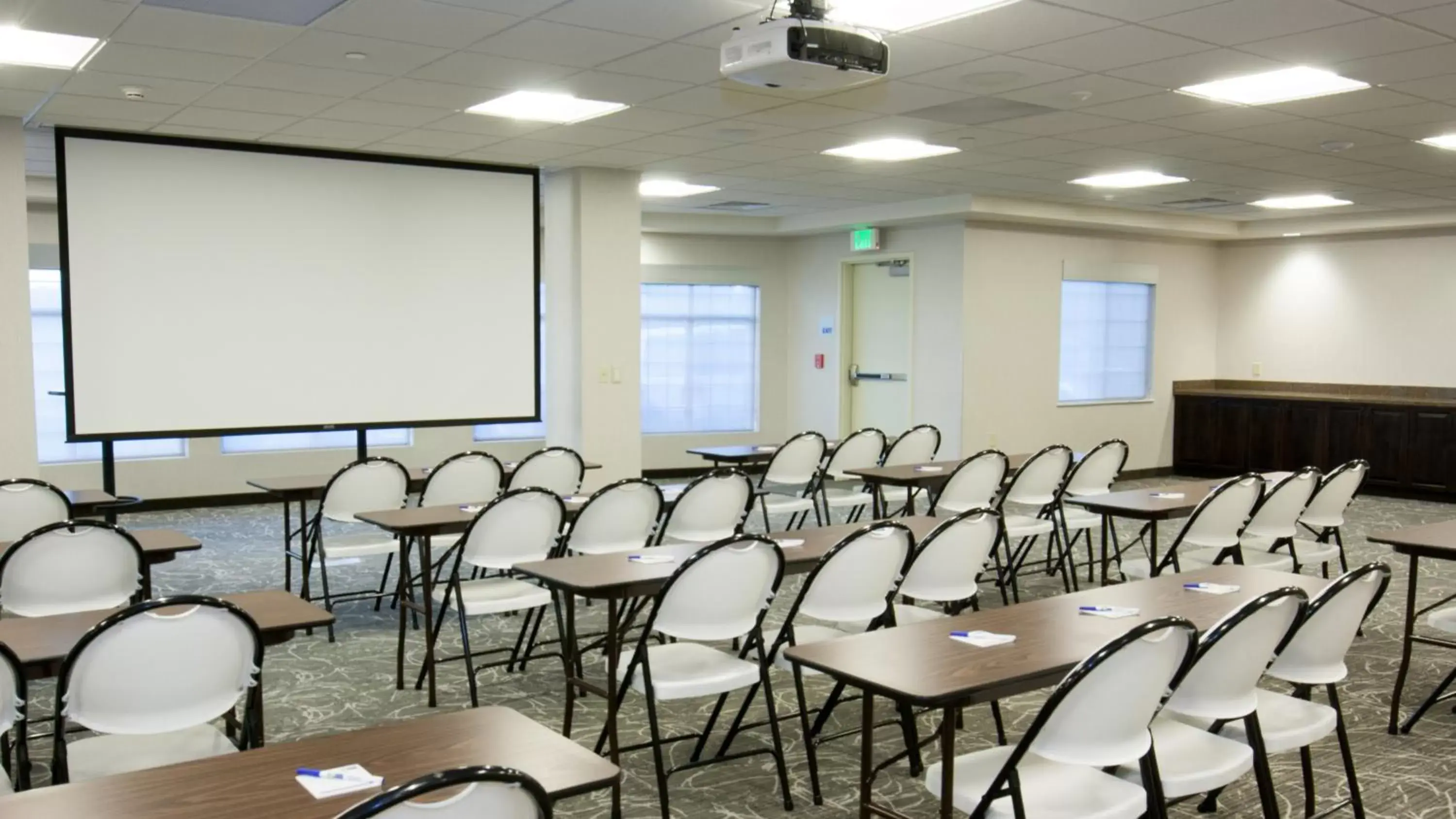 Meeting/conference room in Holiday Inn Express & Suites Cheney, an IHG Hotel