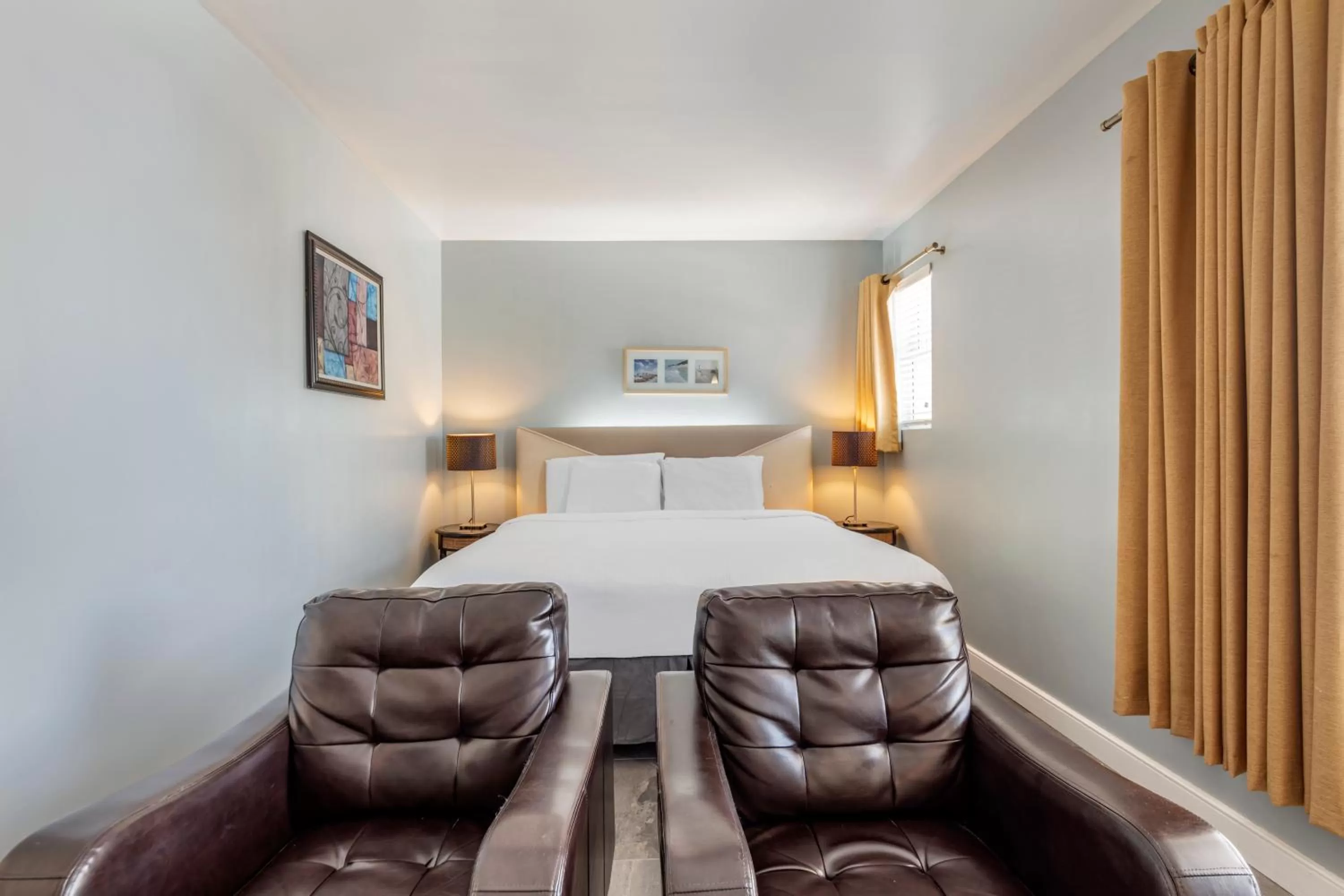 Bedroom in La Flora by LuxUrban