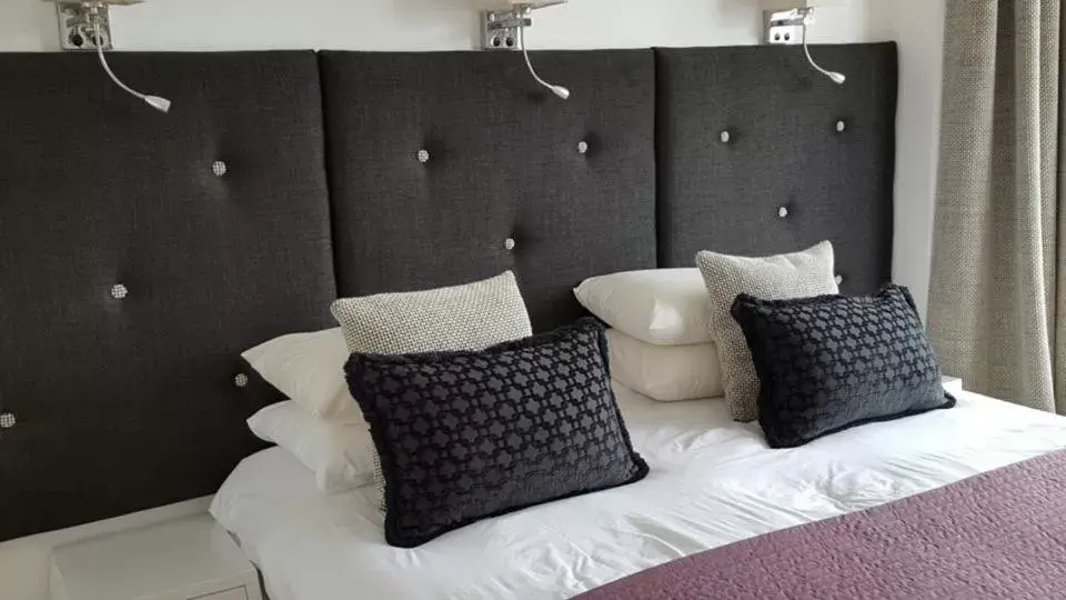 Bedroom, Bed in Boat House Super Suites