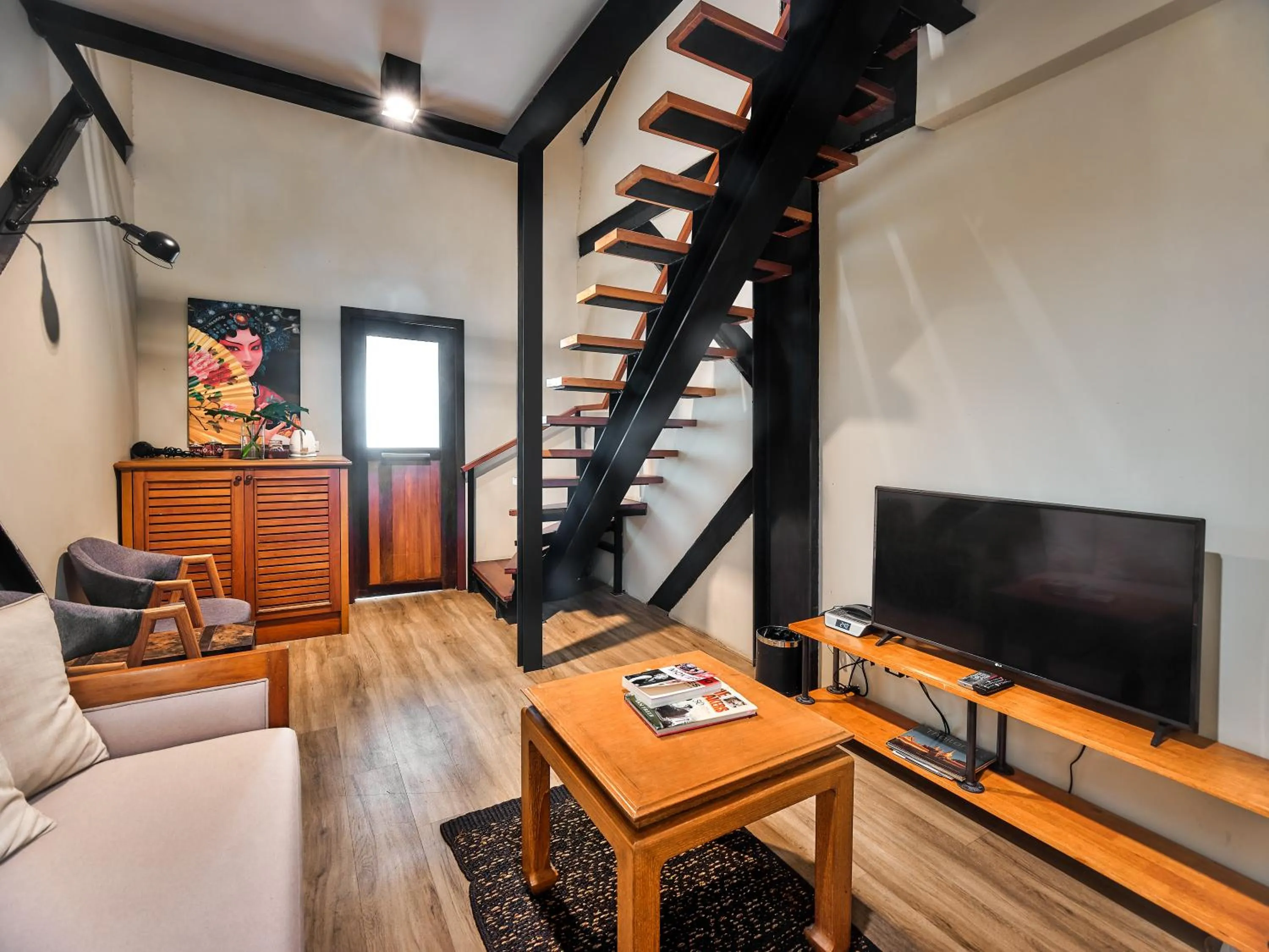 Living room in Prince Theatre Heritage Stay Hostel - Silom