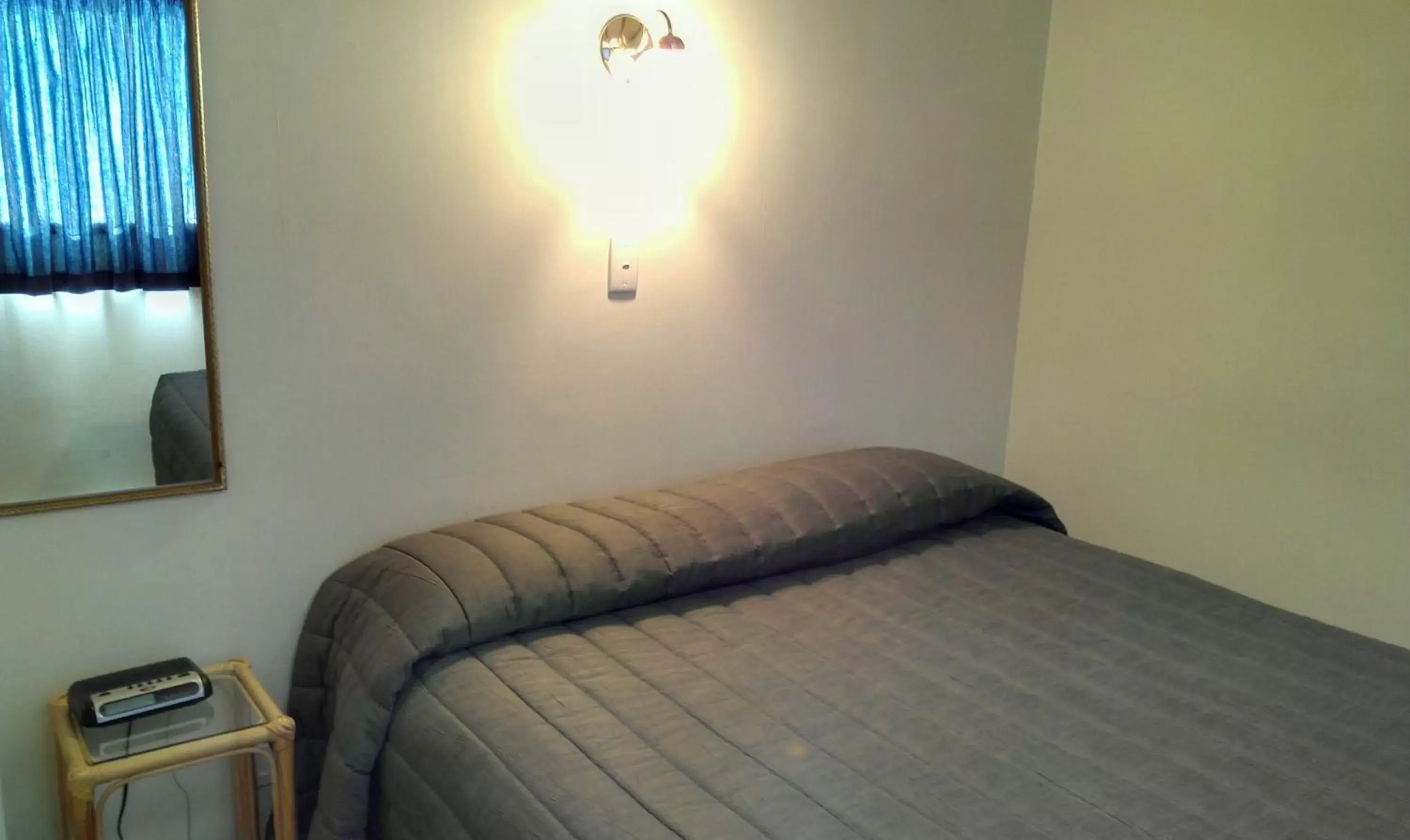 Bed in Riverview Motel Bed in Riverview Motel