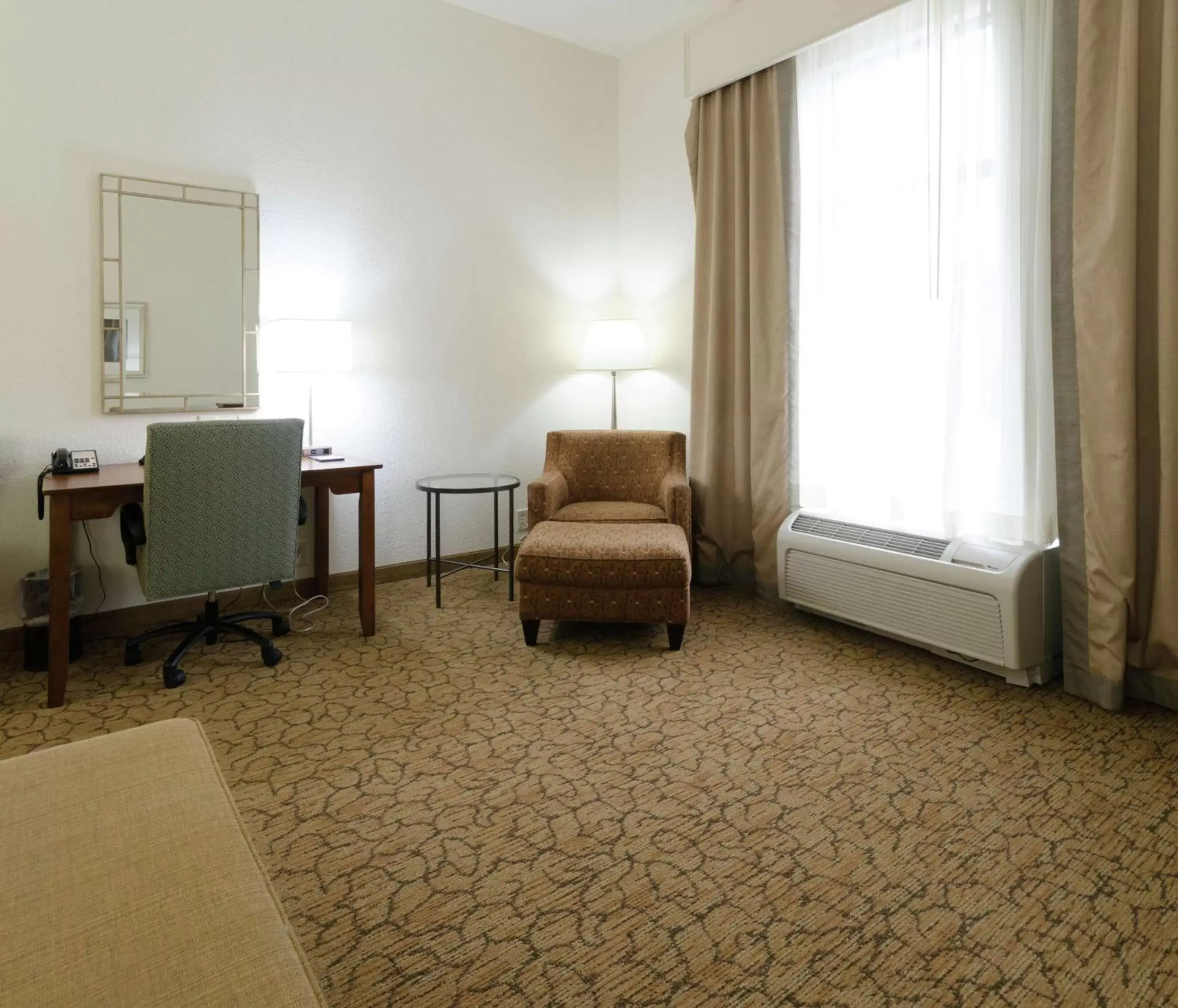 Bedroom, Seating Area in Hampton Inn Hickory