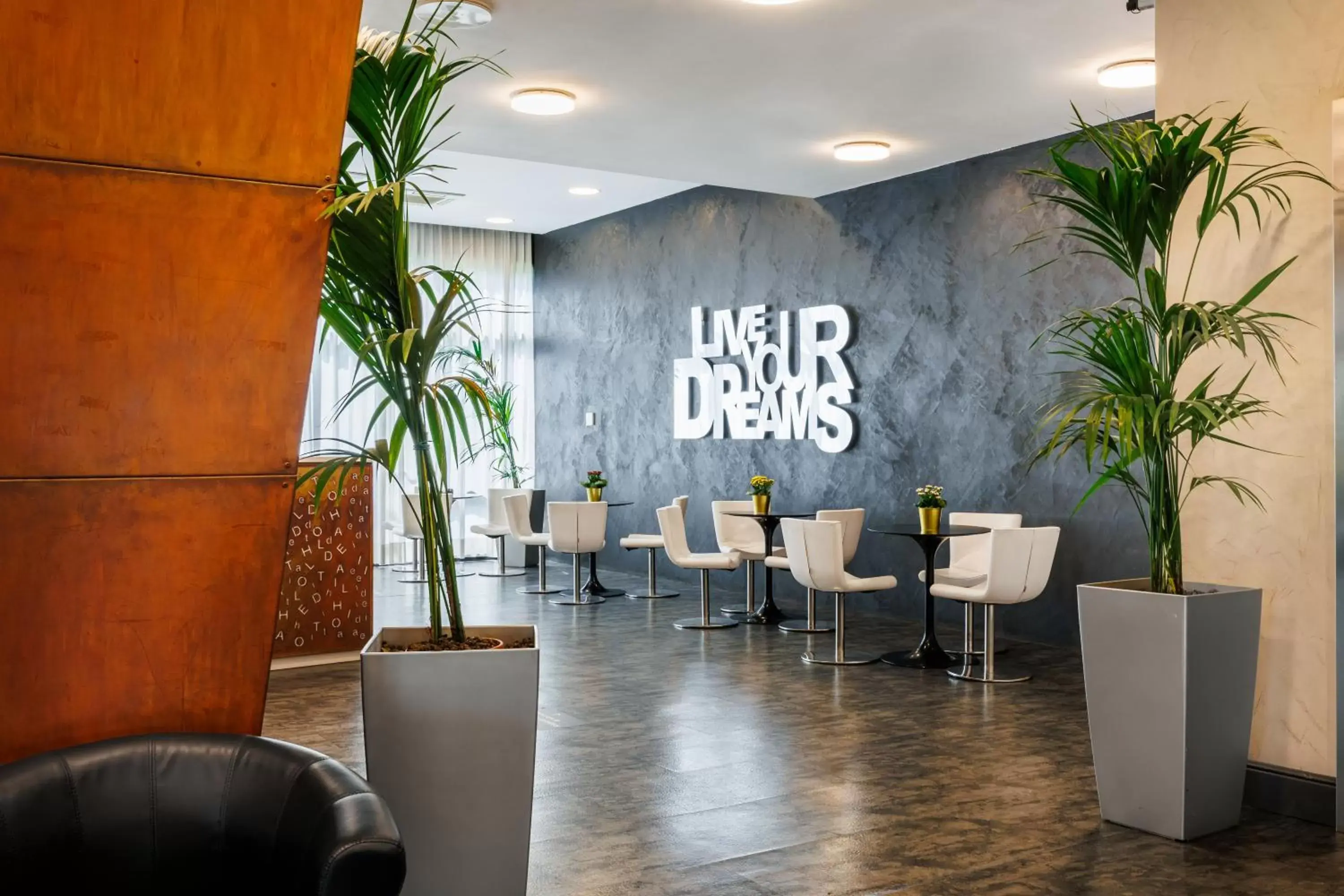 Lounge or bar in iH Hotels Milano Lorenteggio