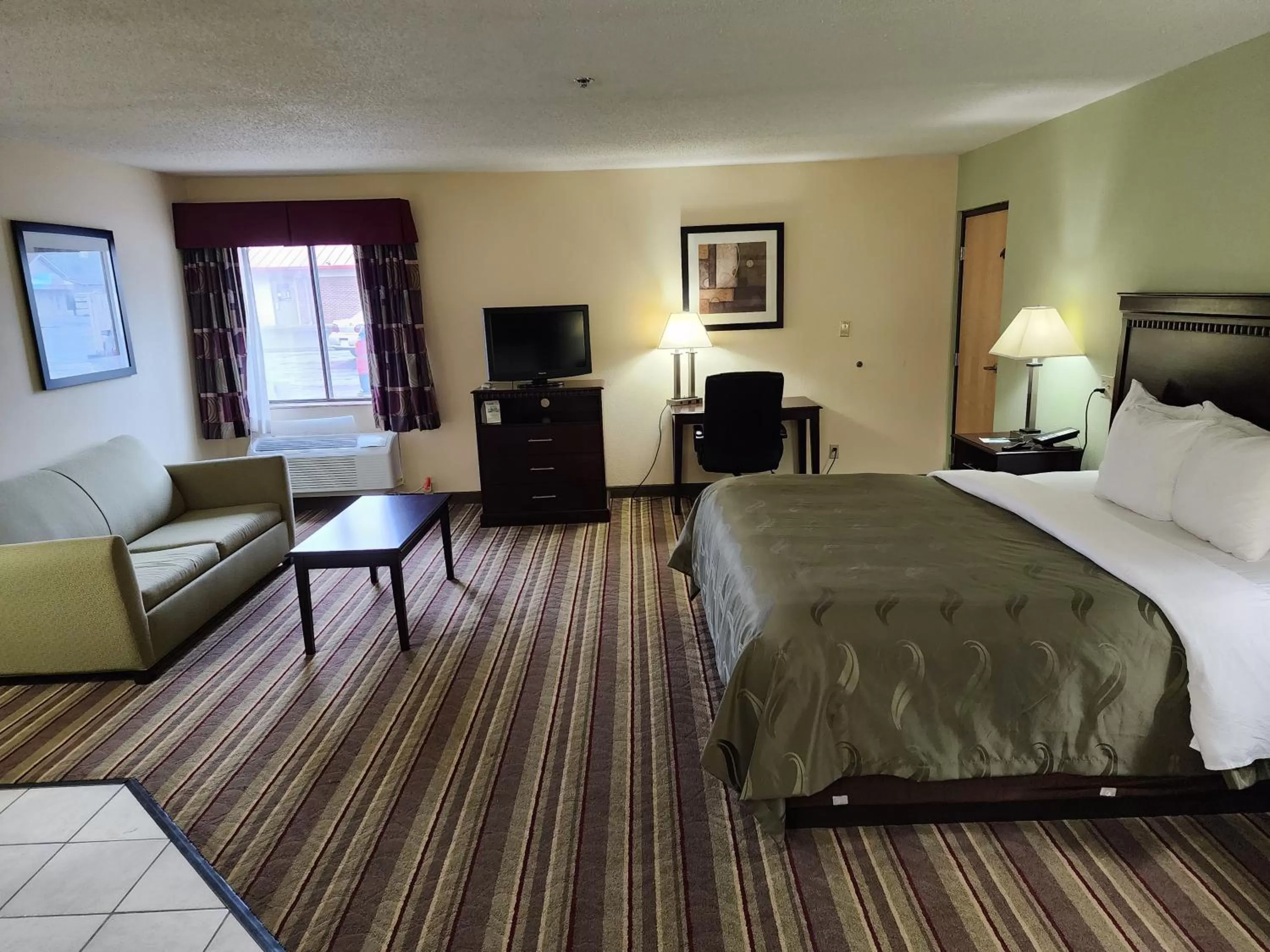 Bed in Quality Inn Wheelersburg