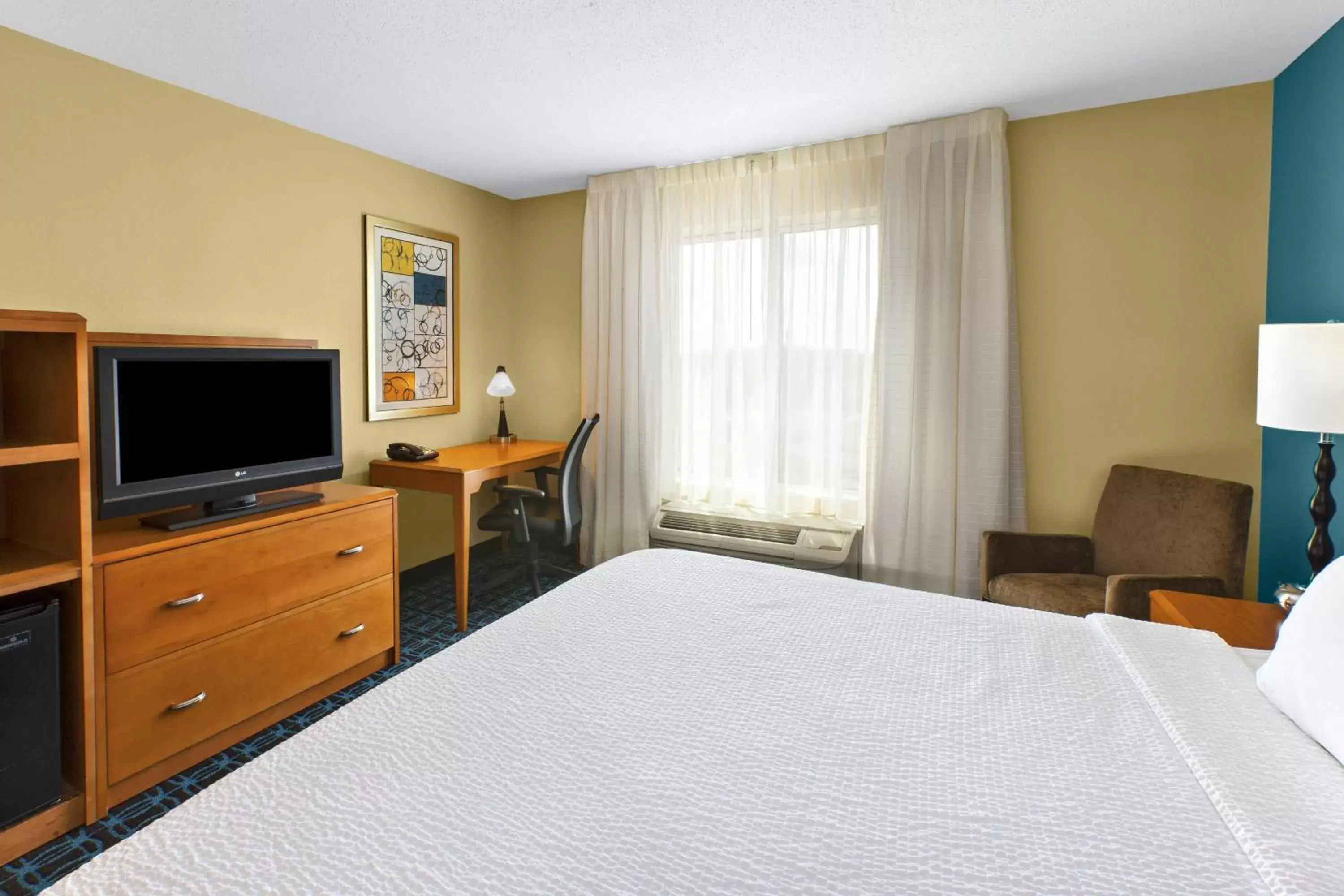Photo of the whole room, Bed in Fairfield Inn & Suites by Marriott Lexington North