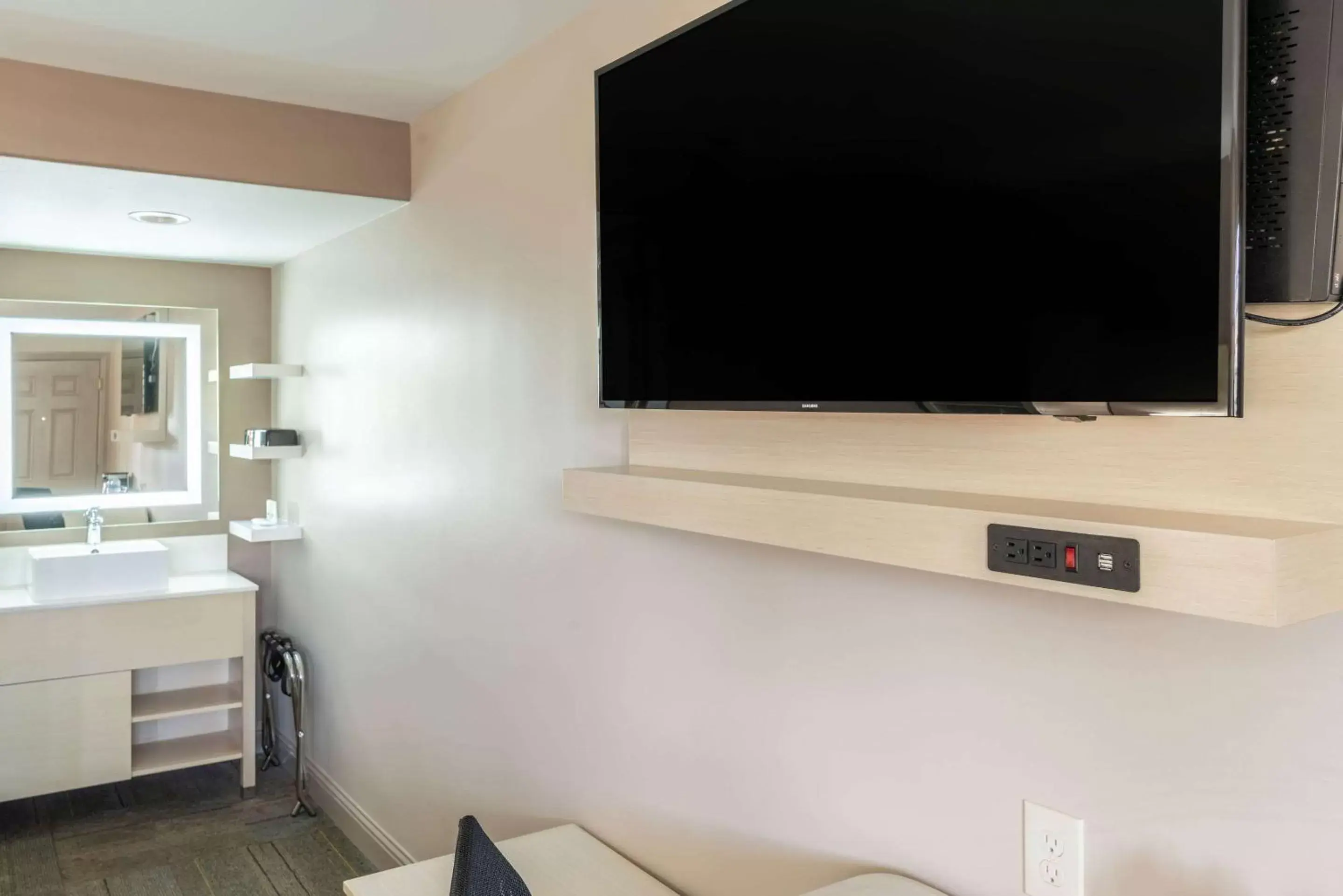 Photo of the whole room, TV/Entertainment Center in Quality Inn University Berkeley