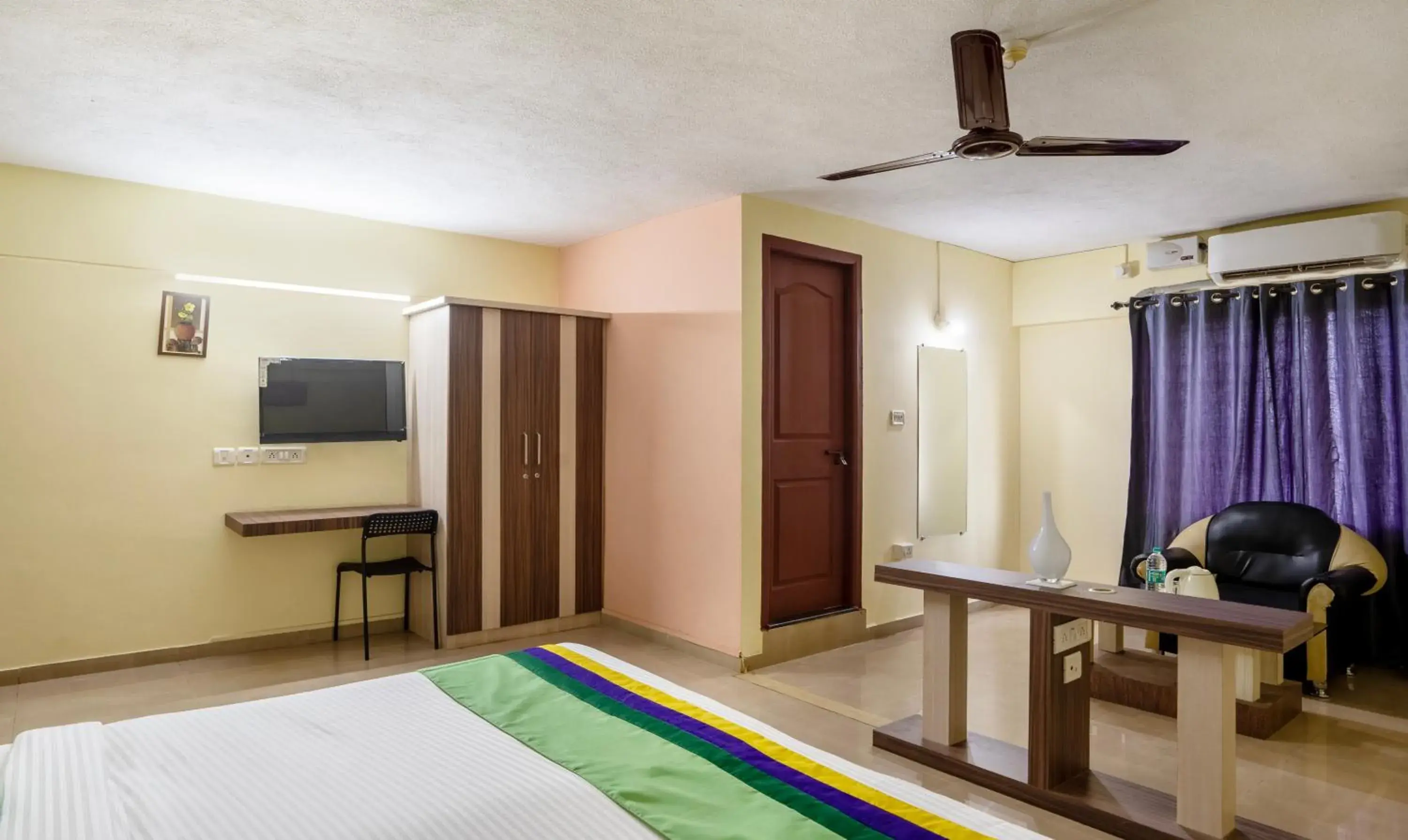 Bedroom, TV/Entertainment Center in Hotel Vijaya Residency