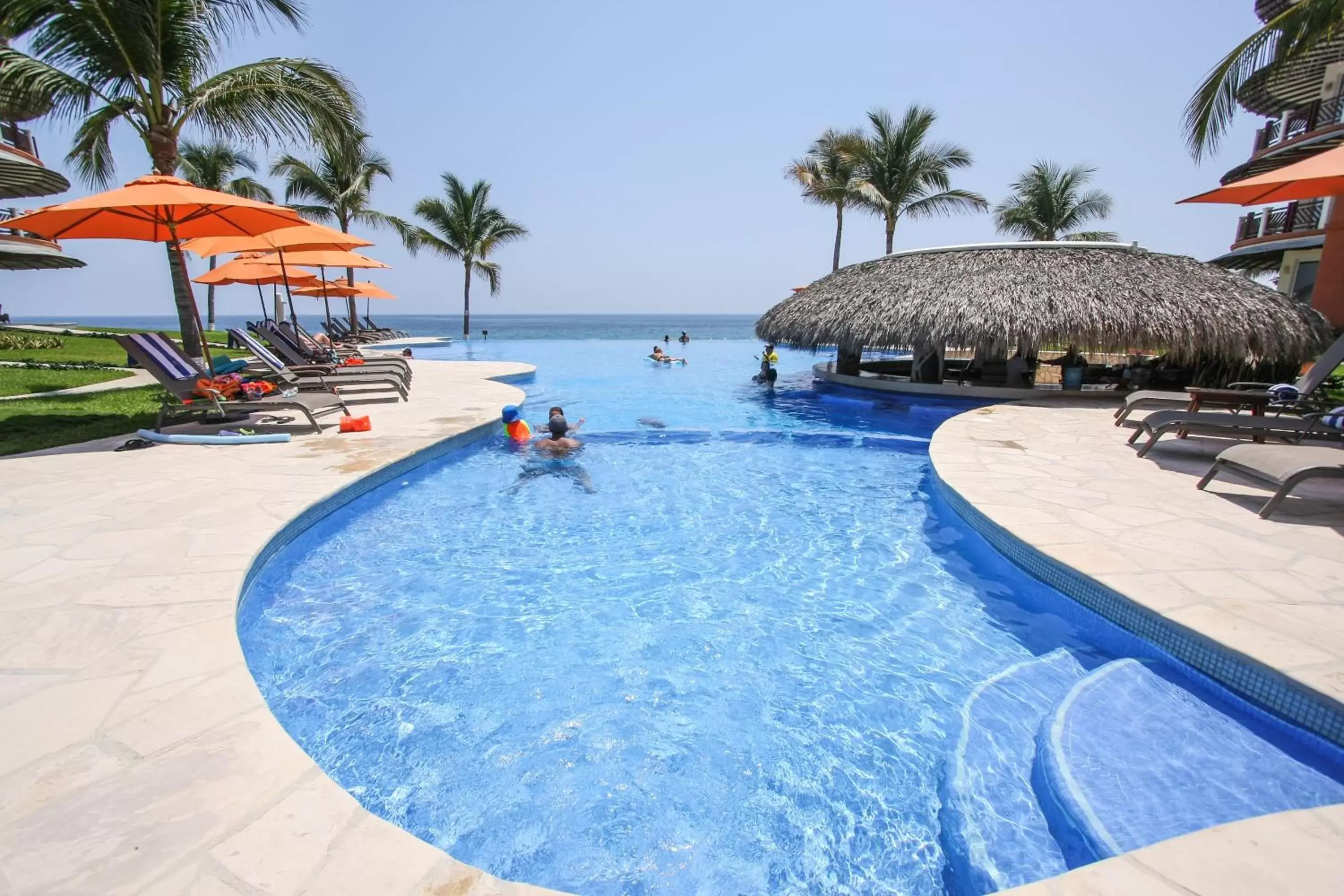 Lounge or bar, Swimming Pool in Vivo Resorts