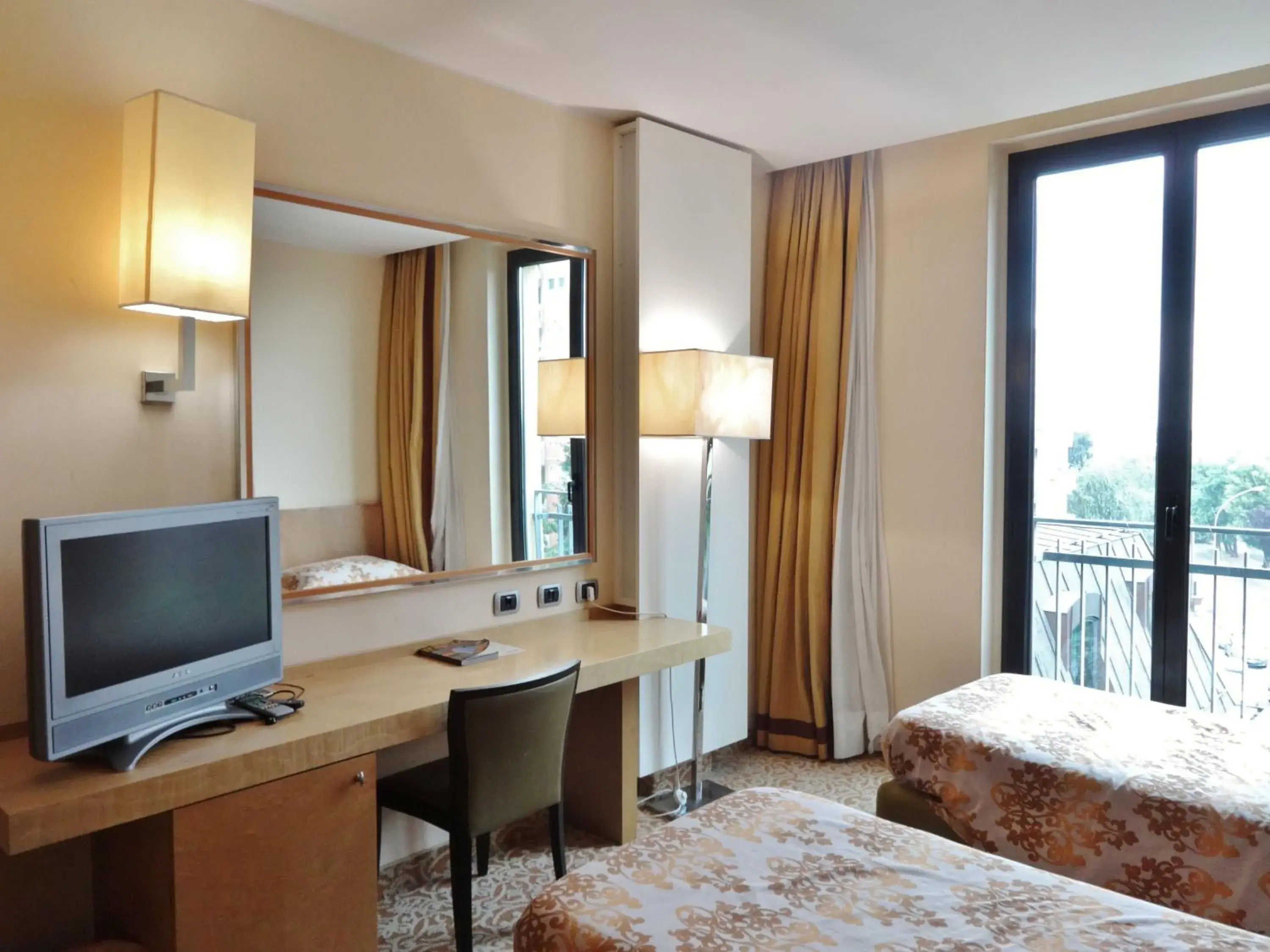 TV and multimedia, TV/Entertainment Center in Hotel Tiffany Milano