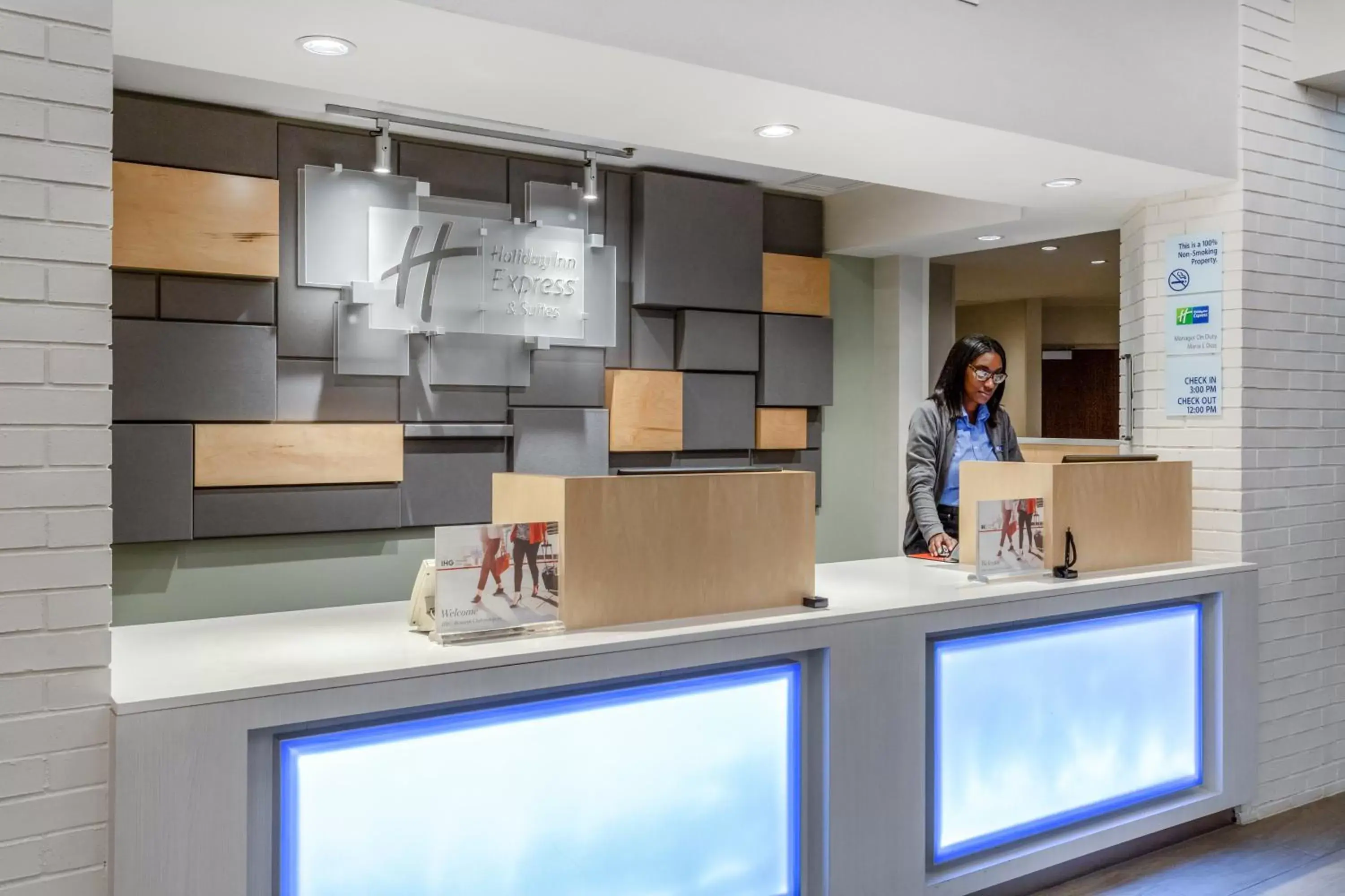 Lobby or reception in Holiday Inn Express & Suites Chicago-Midway Airport, an IHG Hotel