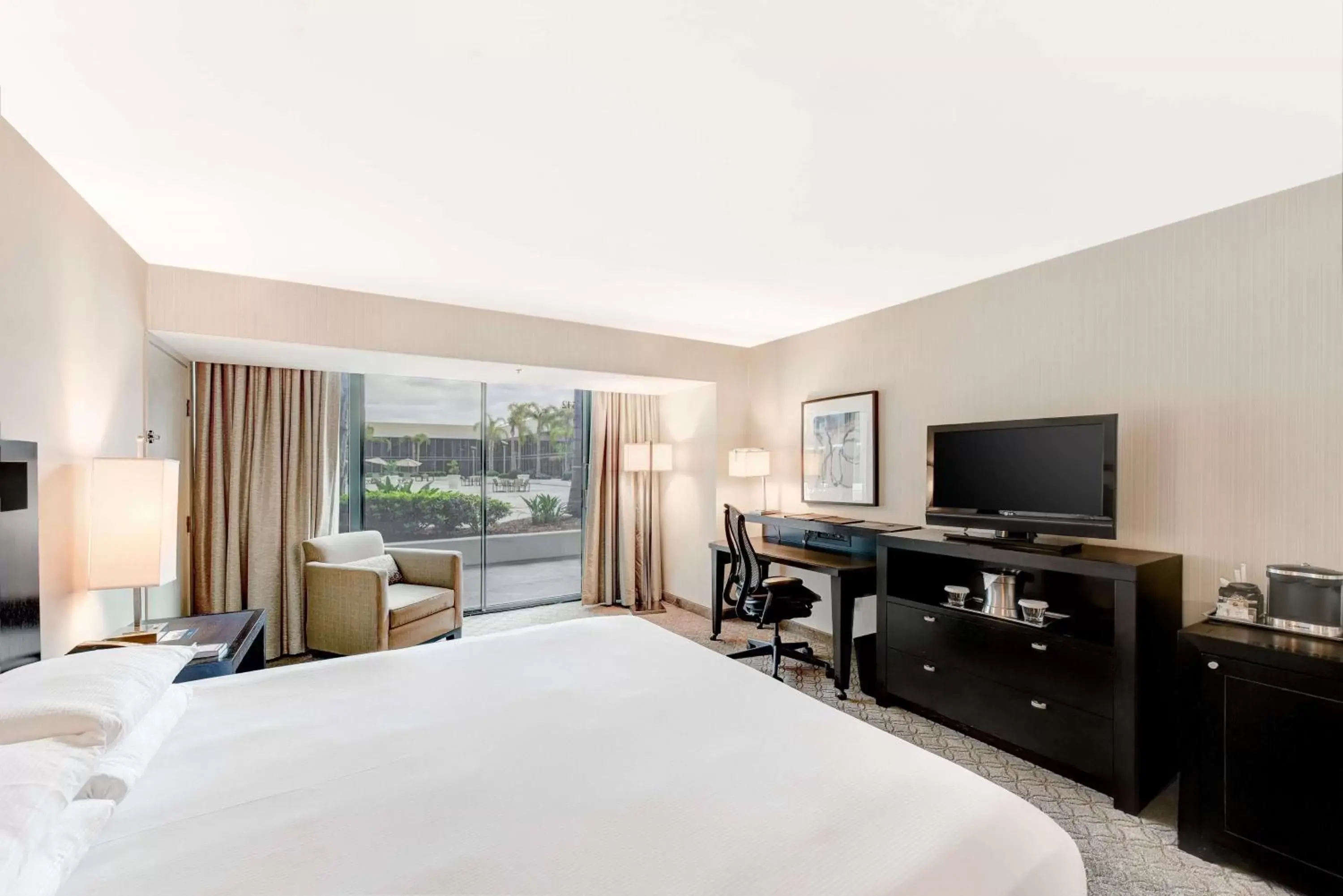 Bedroom, TV/Entertainment Center in Hilton Anaheim