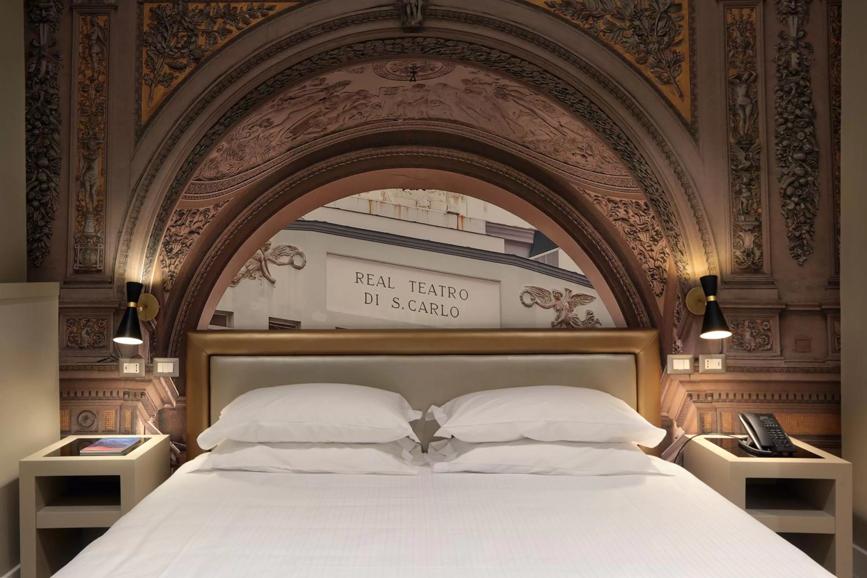 Bed in Caruso Place Luxury Rooms & Suites