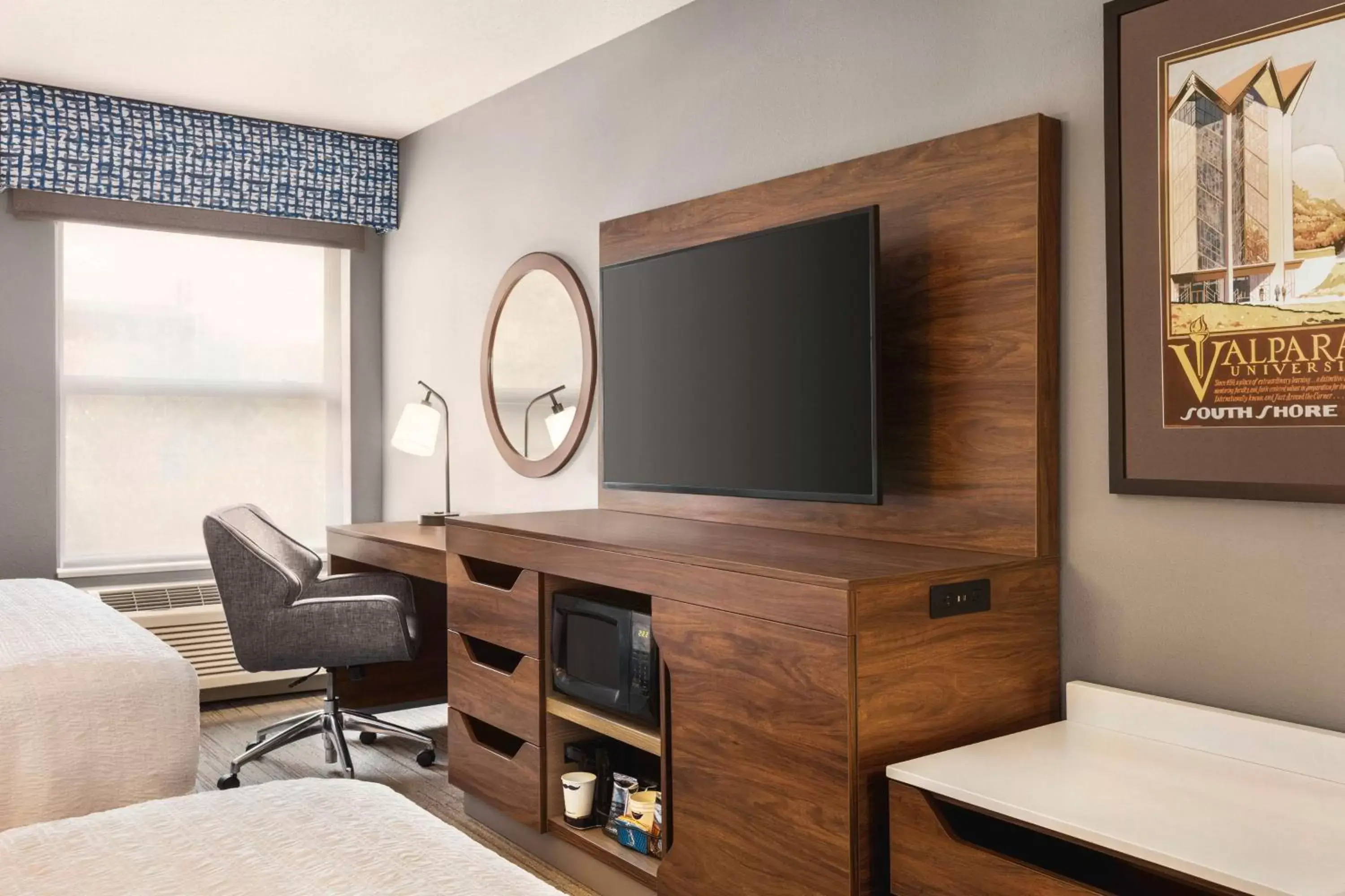 Bedroom, TV/Entertainment Center in Hampton Inn & Suites Valparaiso