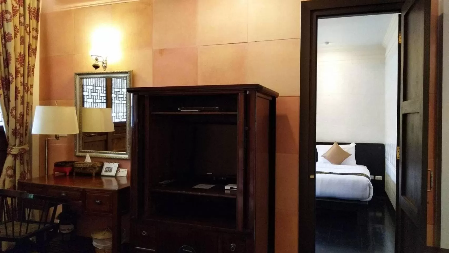 Property building, Bed in Tharaburi Resort