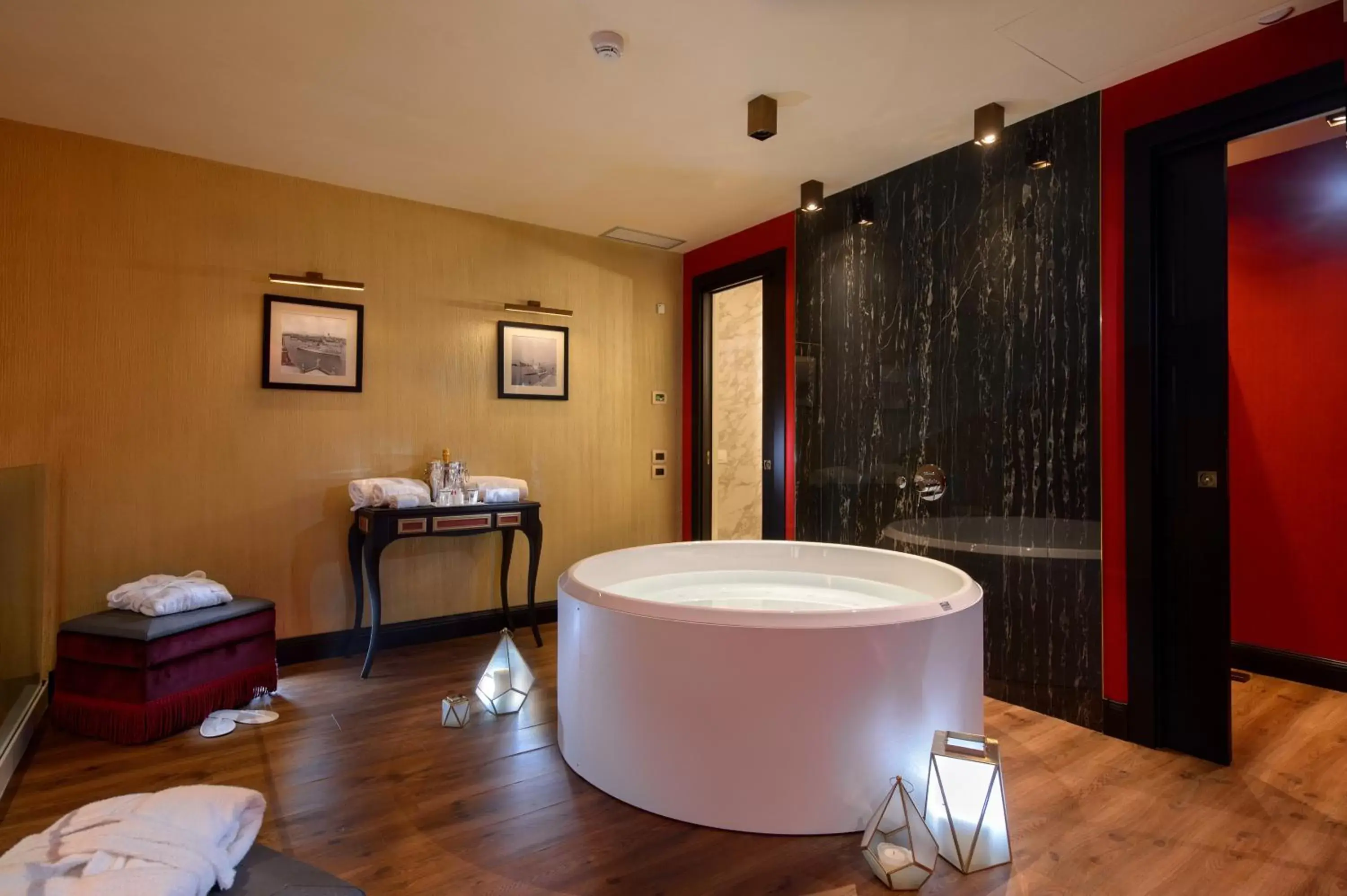 Hot Tub, Bathroom in Palazzo Veneziano - Venice Collection