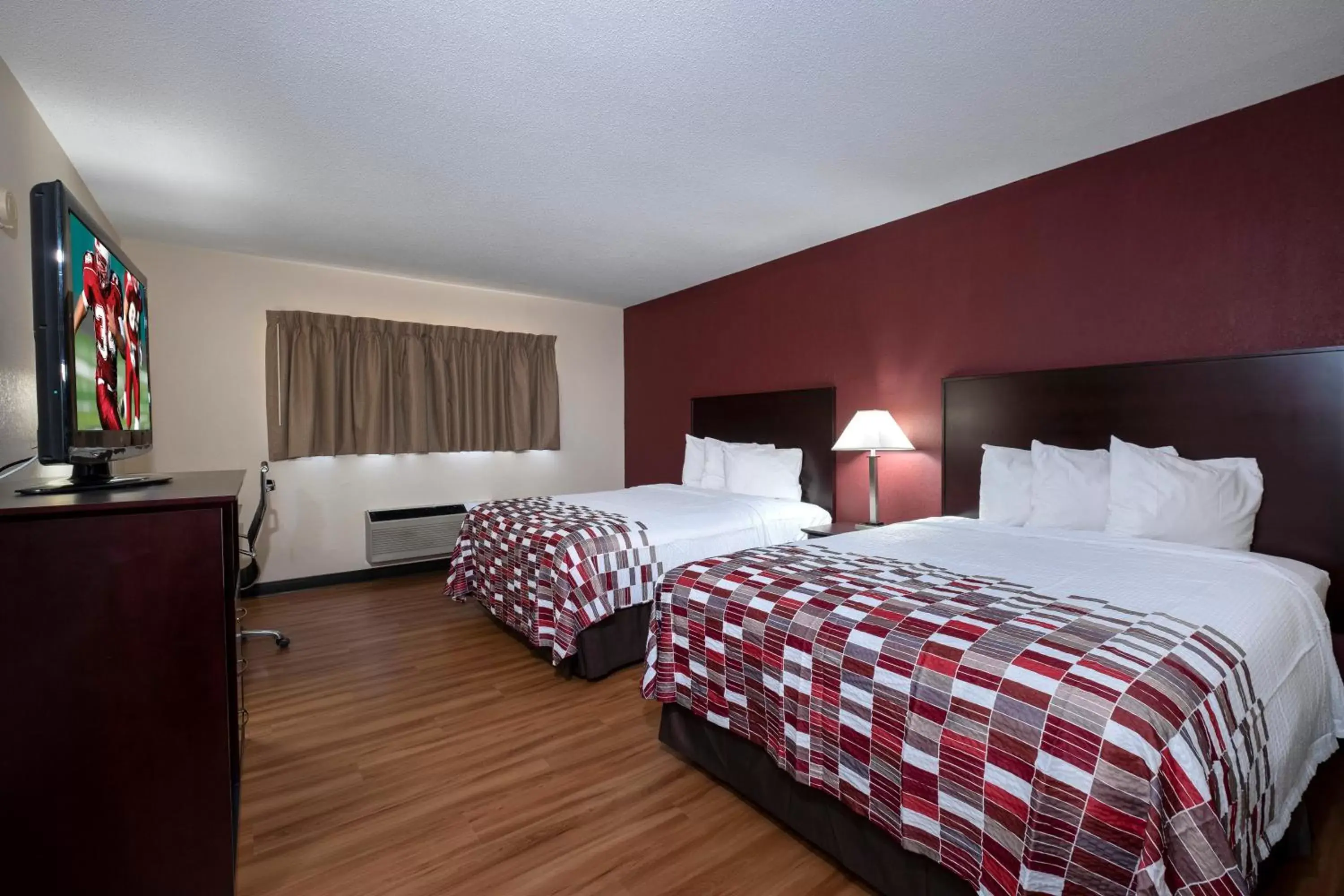 Photo of the whole room, Bed in Red Roof Inn Warrenton