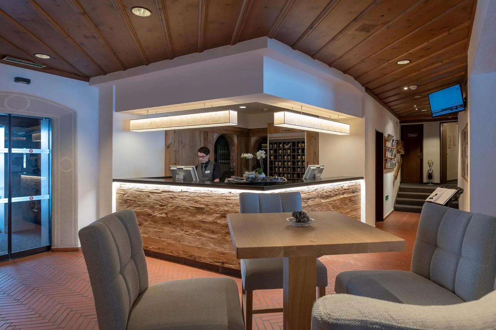 Lobby or reception, Lounge/Bar in Sunstar Hotel Klosters