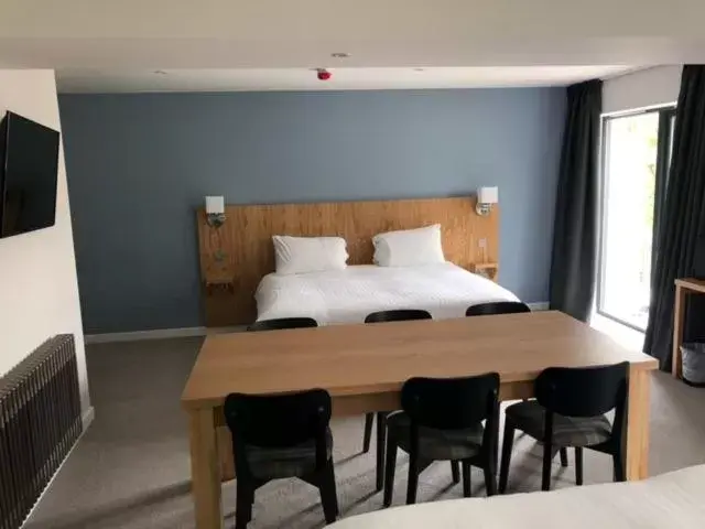 Bedroom, Bed in Loch Lomond Hotel
