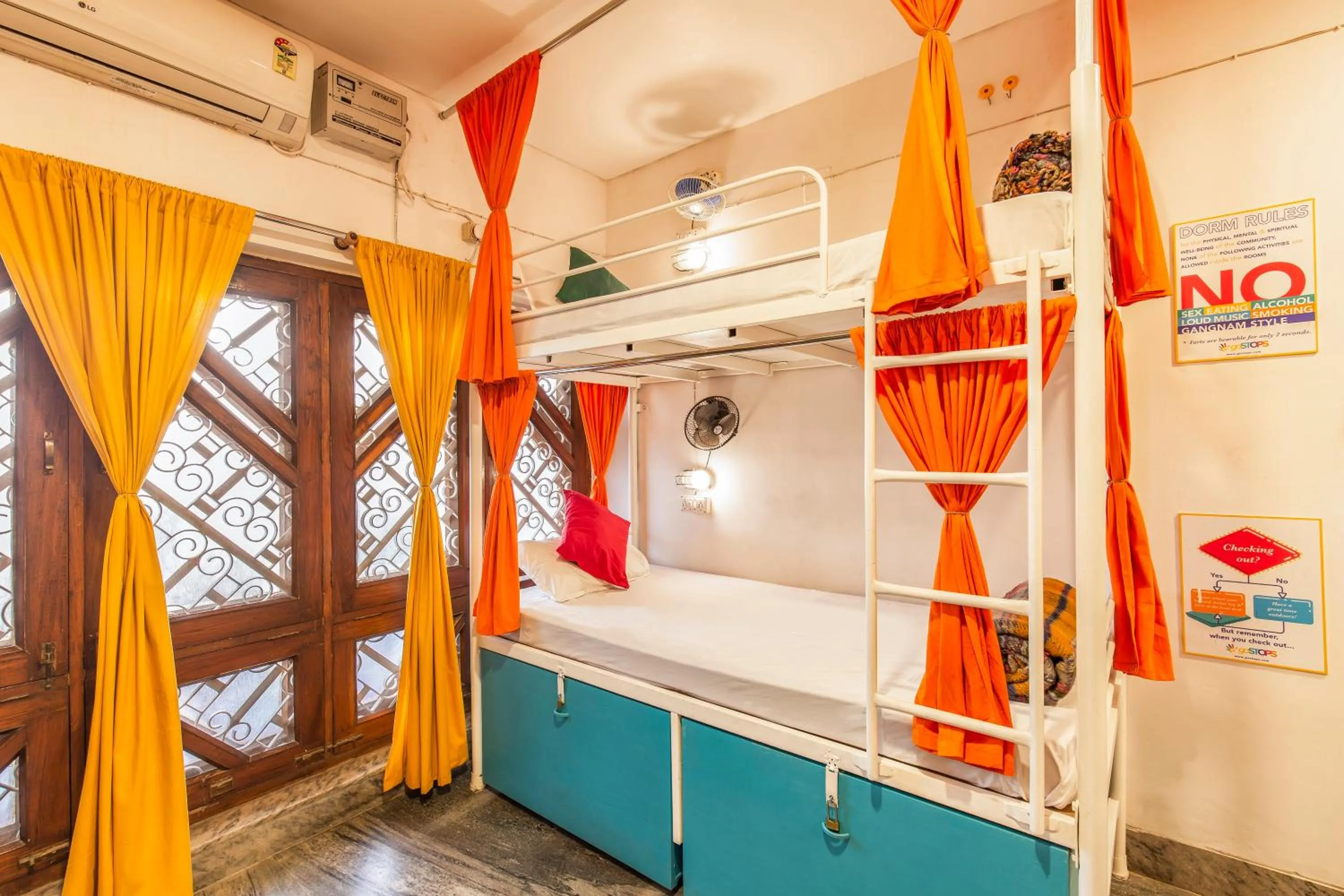 bunk bed in goSTOPS Lite Varanasi