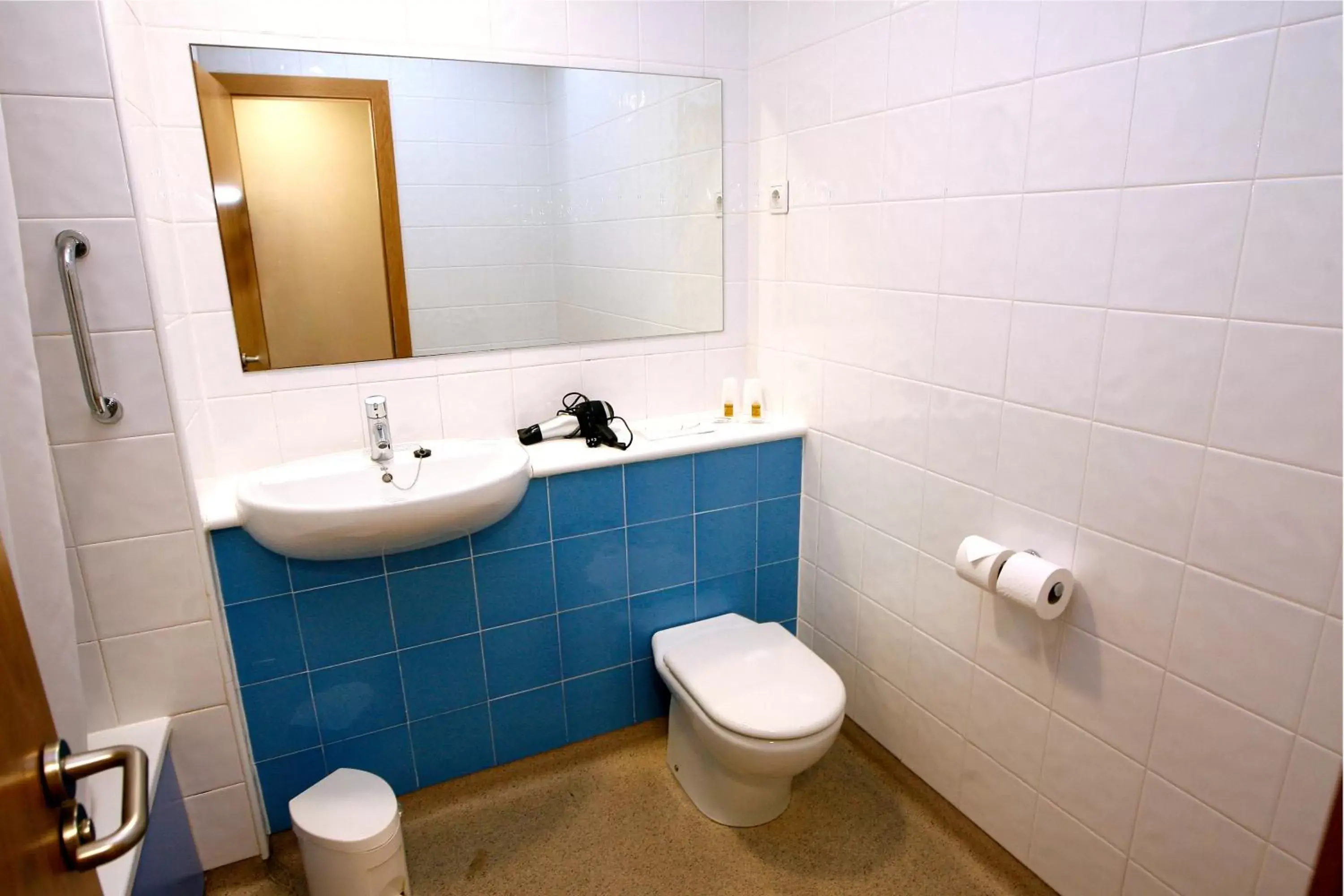 Toilet, Bathroom in Travelodge Barcelona Fira