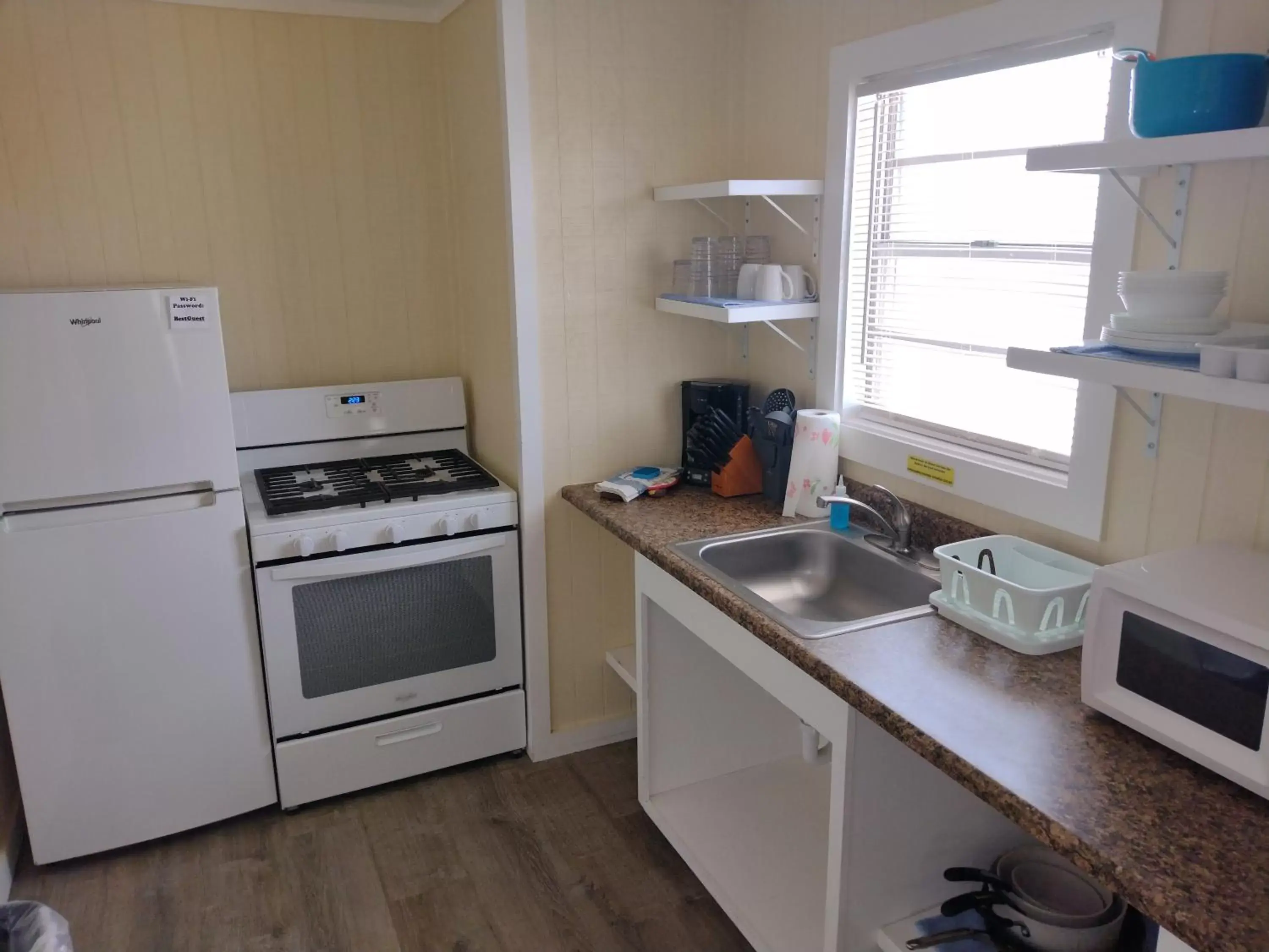 Kitchen or kitchenette, Kitchen/Kitchenette in Double Barr Cottage Inn