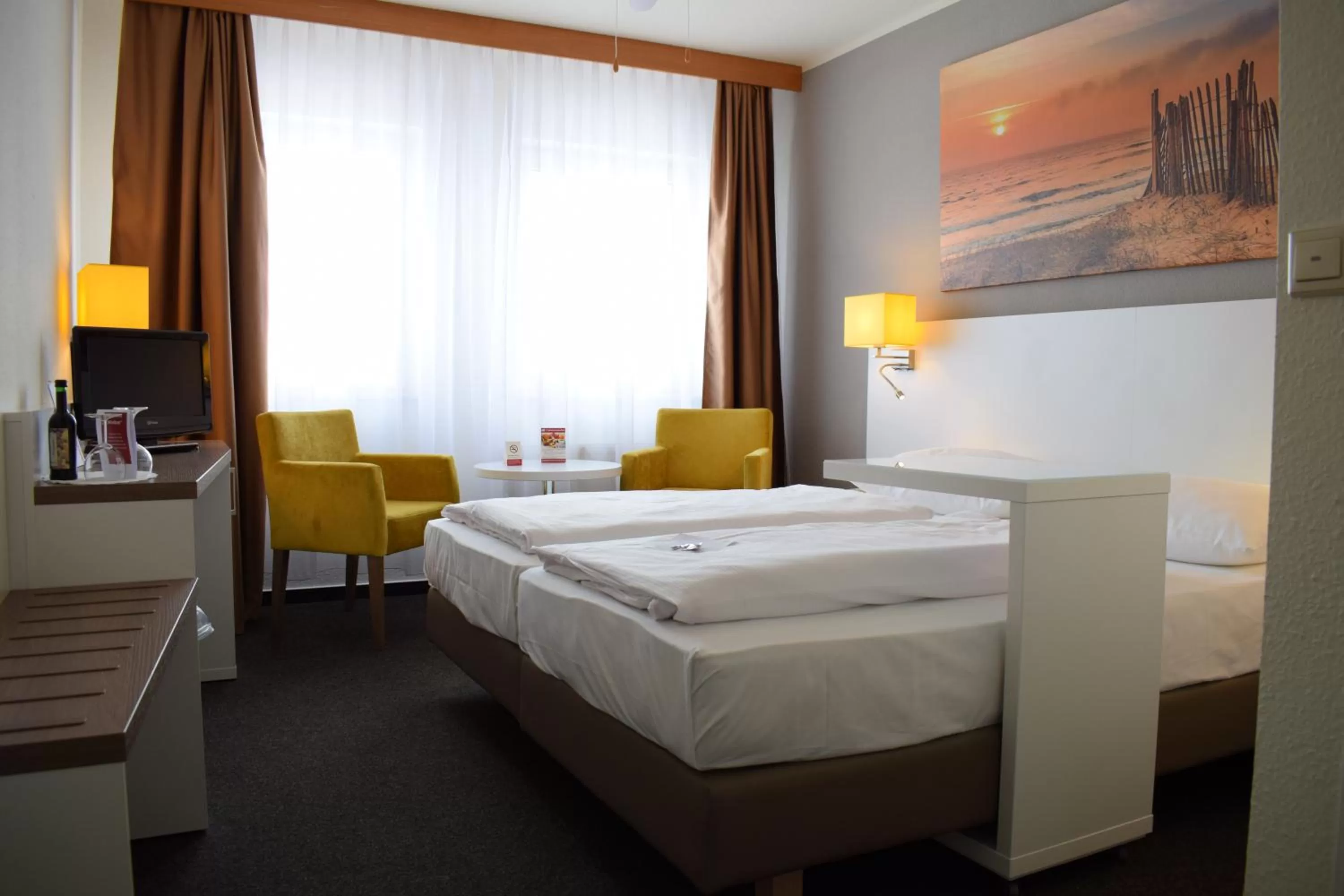 Photo of the whole room, Bed in astral'Inn Leipzig Hotel & Restaurant