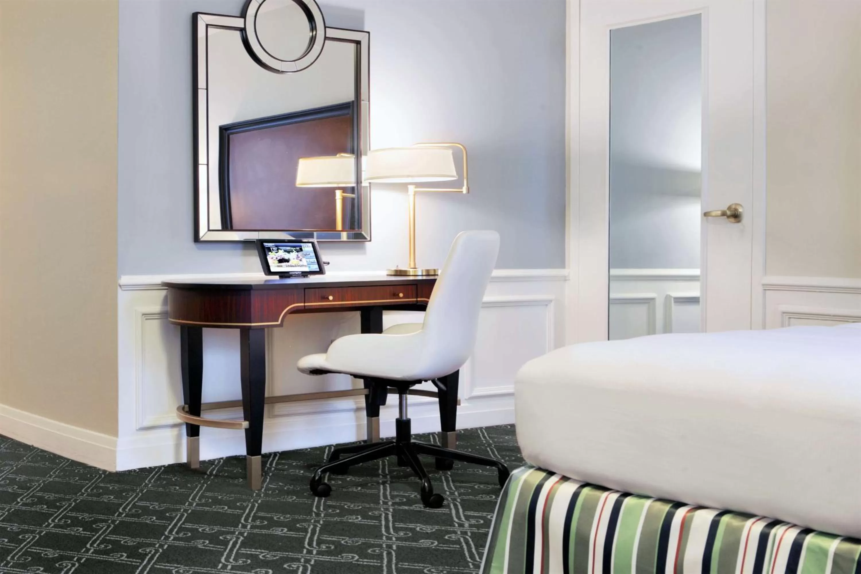 Bedroom, Bed in The Palmer House Hilton