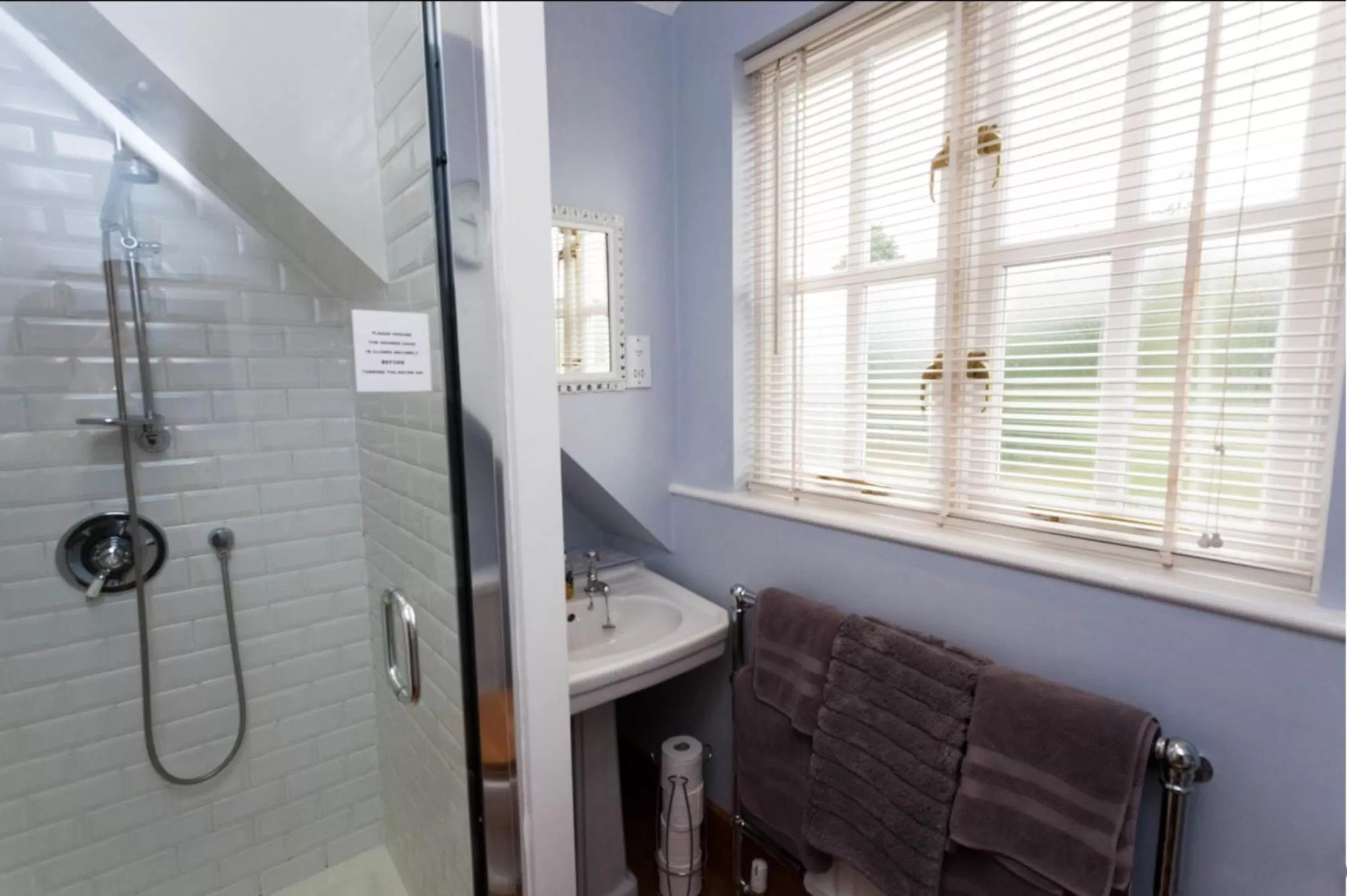 Bathroom in Hanger Down House Bed and Breakfast