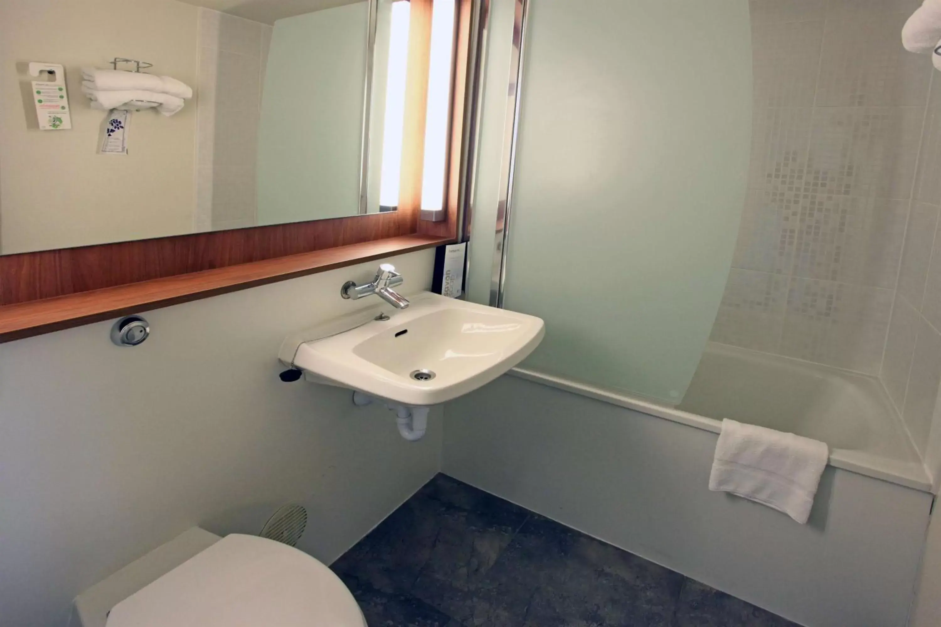 Bathroom in Campanile Angers Ouest - Beaucouzé