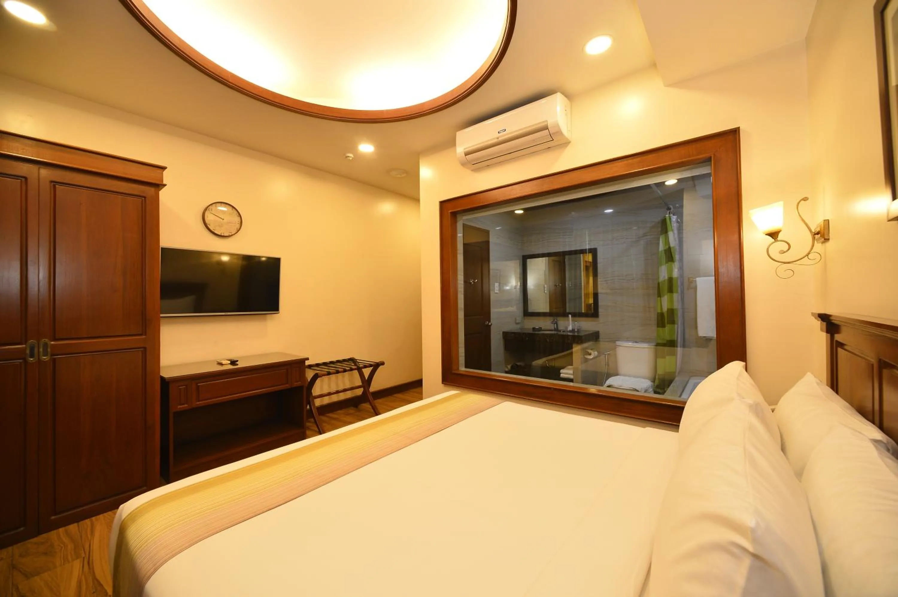 Photo of the whole room, Bed in Paragon Hotel and Suites