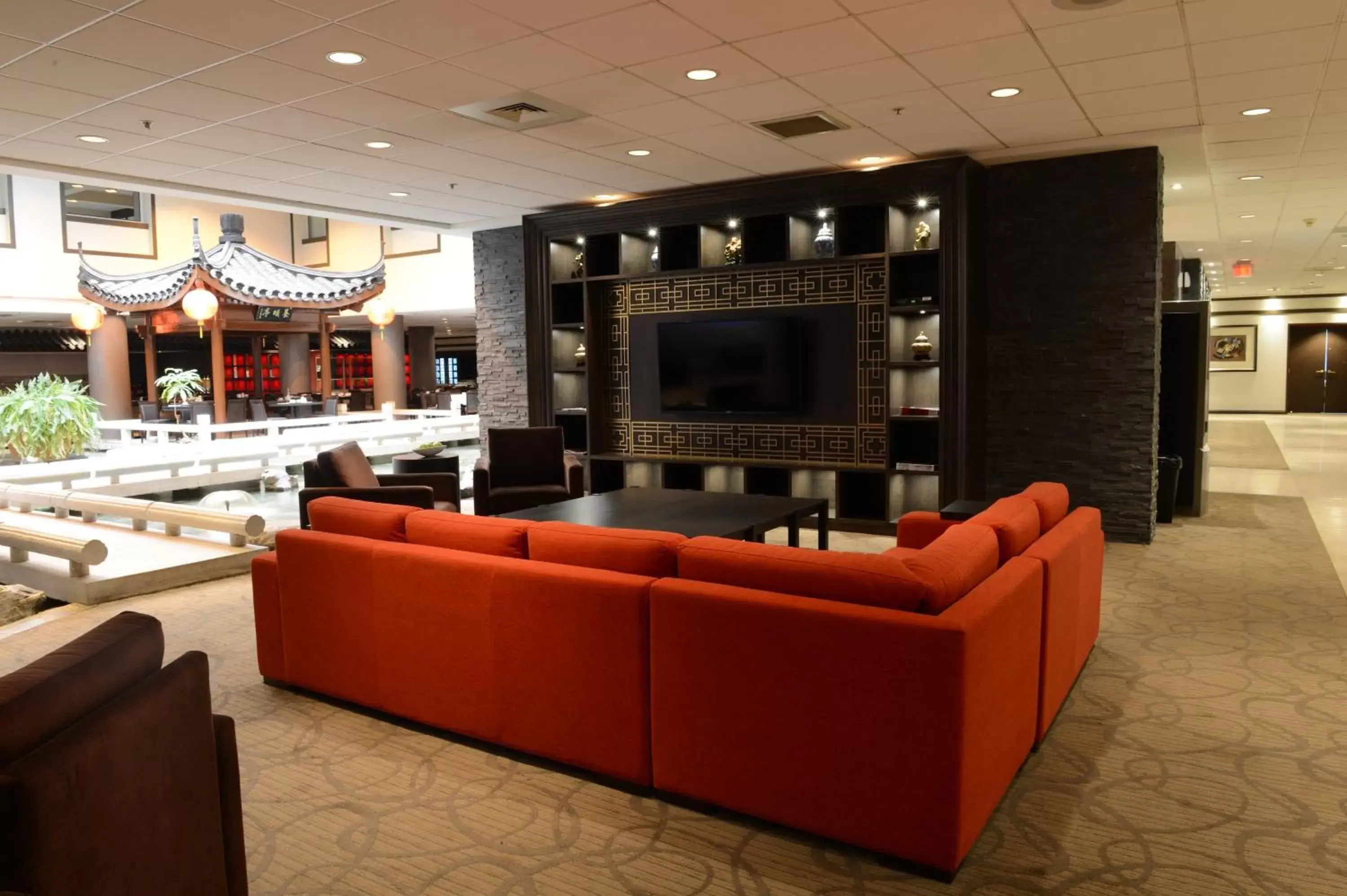 Property building, Lounge/Bar in Holiday Inn Montreal Centre Ville Downtown, an IHG Hotel