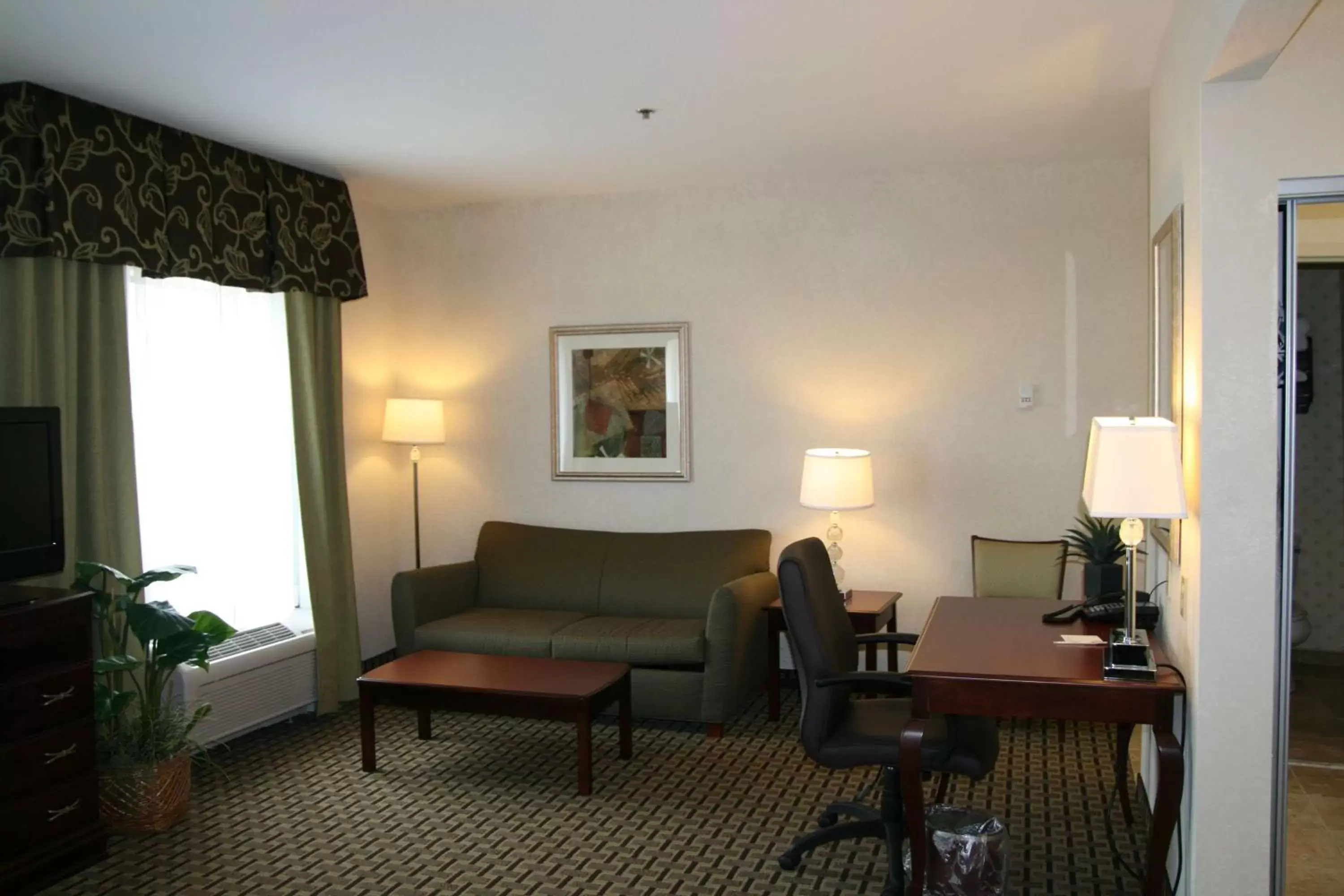 Living room, Seating Area in Hampton Inn & Suites Cleveland-Mentor