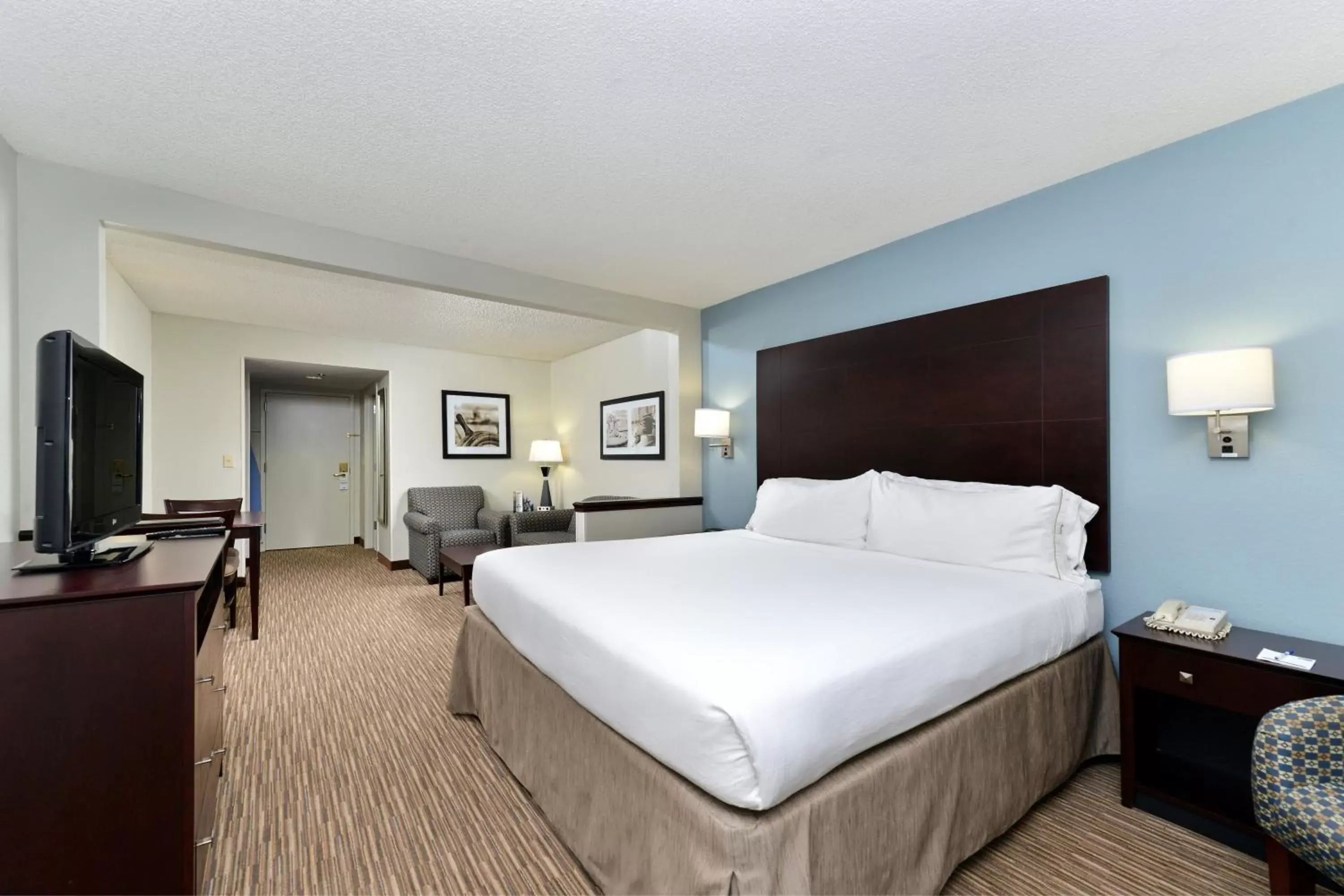 Bed in Holiday Inn Express Hotel & Suites Tampa-Rocky Point Island, an IHG Hotel