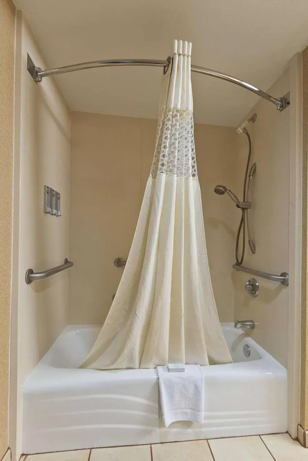 Bed, Bathroom in Hampton Inn & Suites Phoenix/Scottsdale