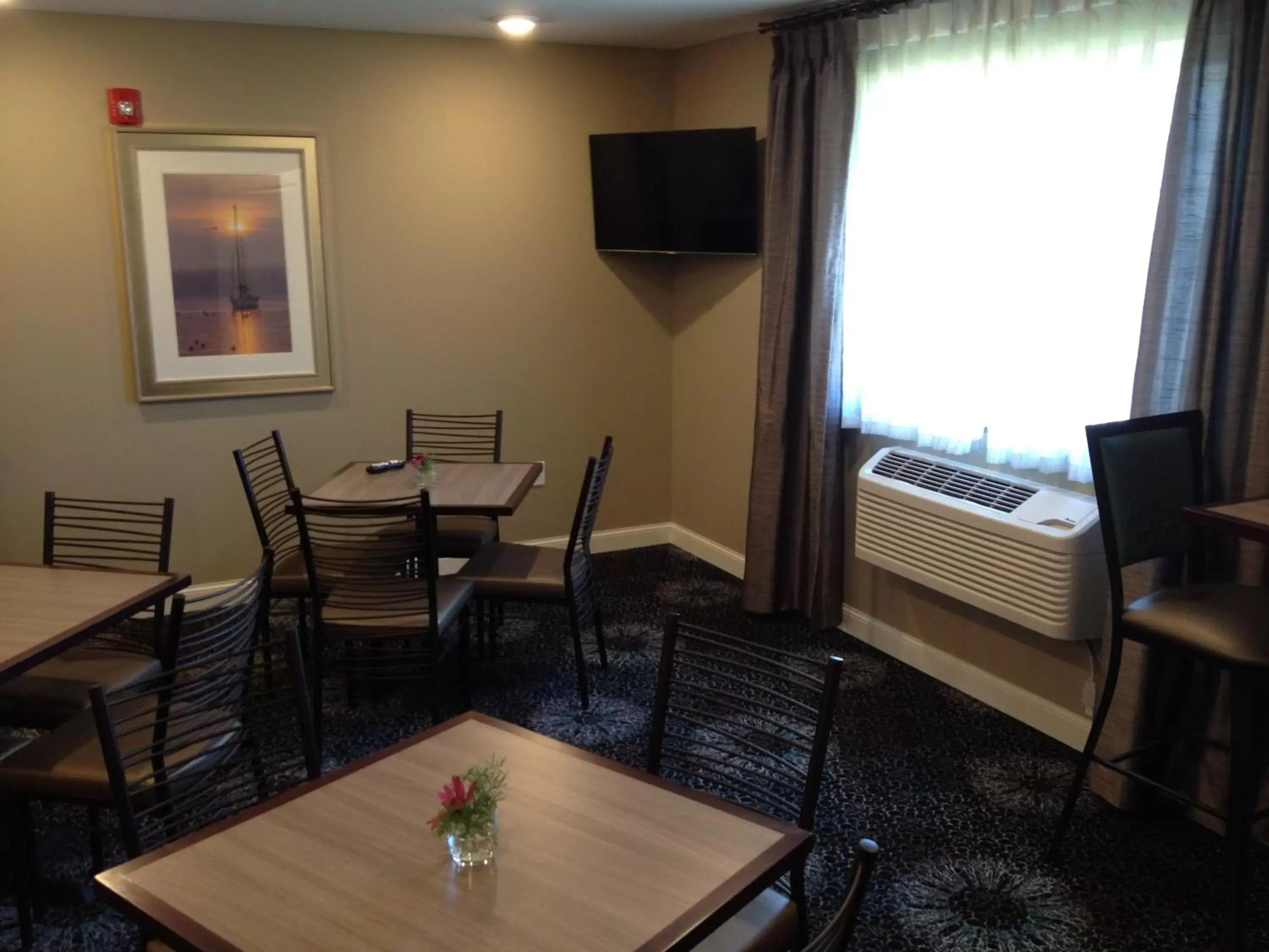 Restaurant/places to eat, TV/Entertainment Center in GrandStay Hotel & Suites - Glenwood