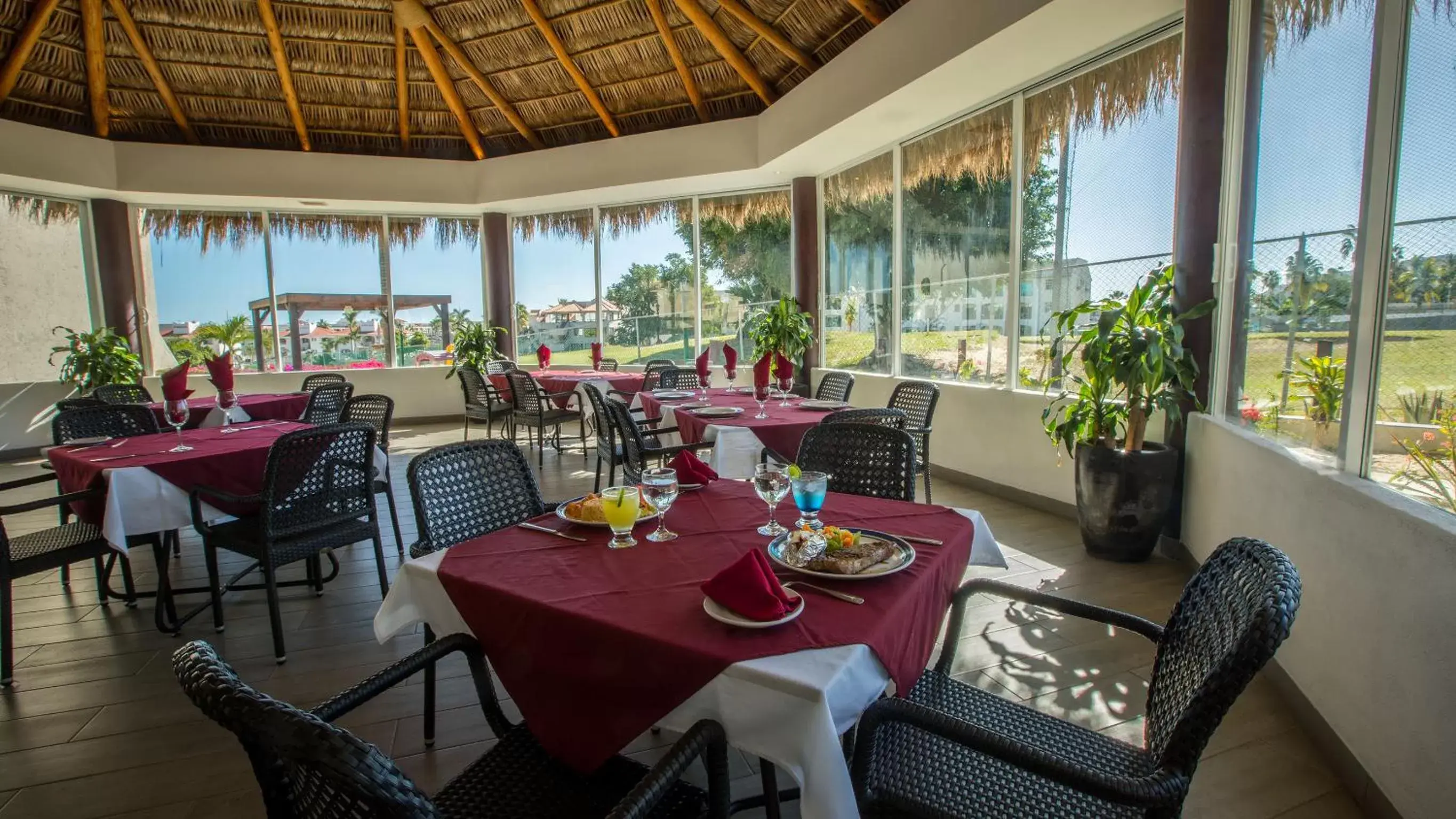 Restaurant/Places to Eat in Park Royal Homestay Los Cabos