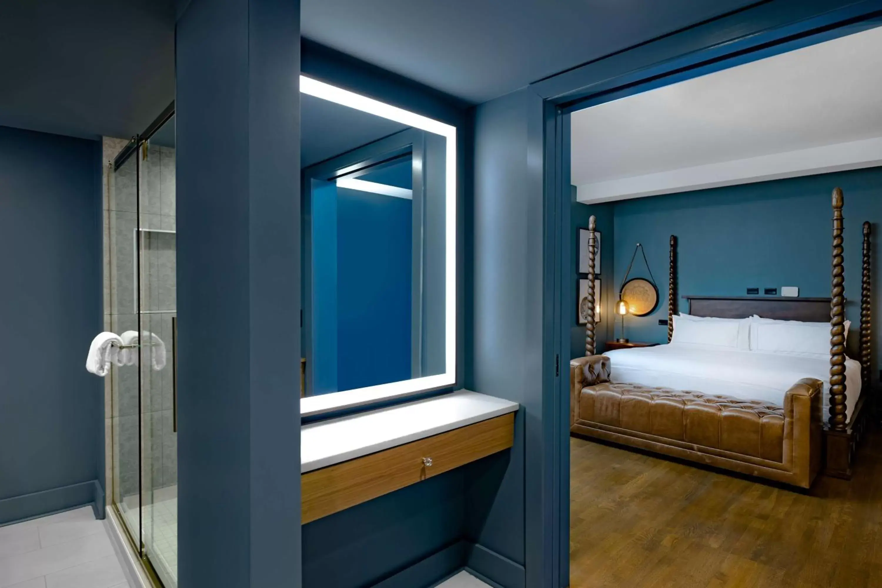 Bed, Bathroom in Hotel Fort Des Moines, Curio Collection By Hilton